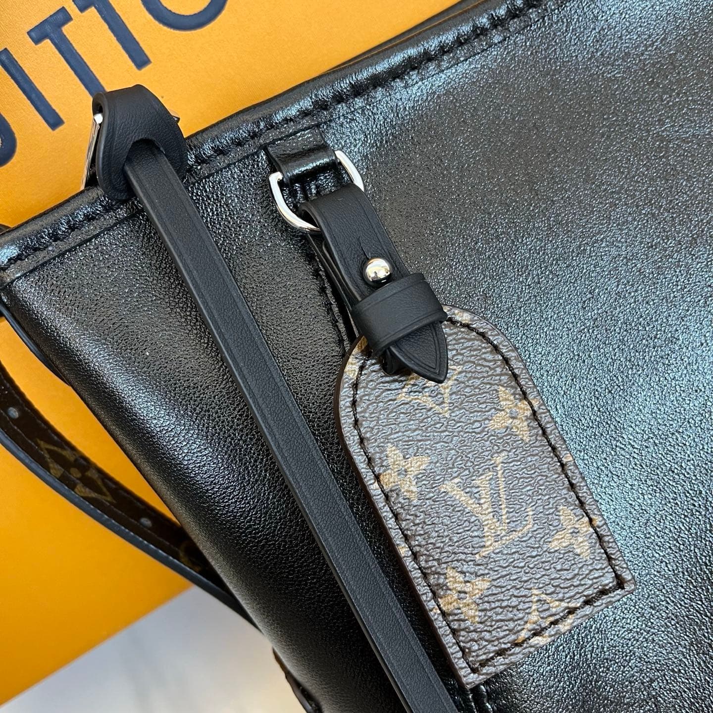 L X V Carryall East West M28160 36x19x0.5cm