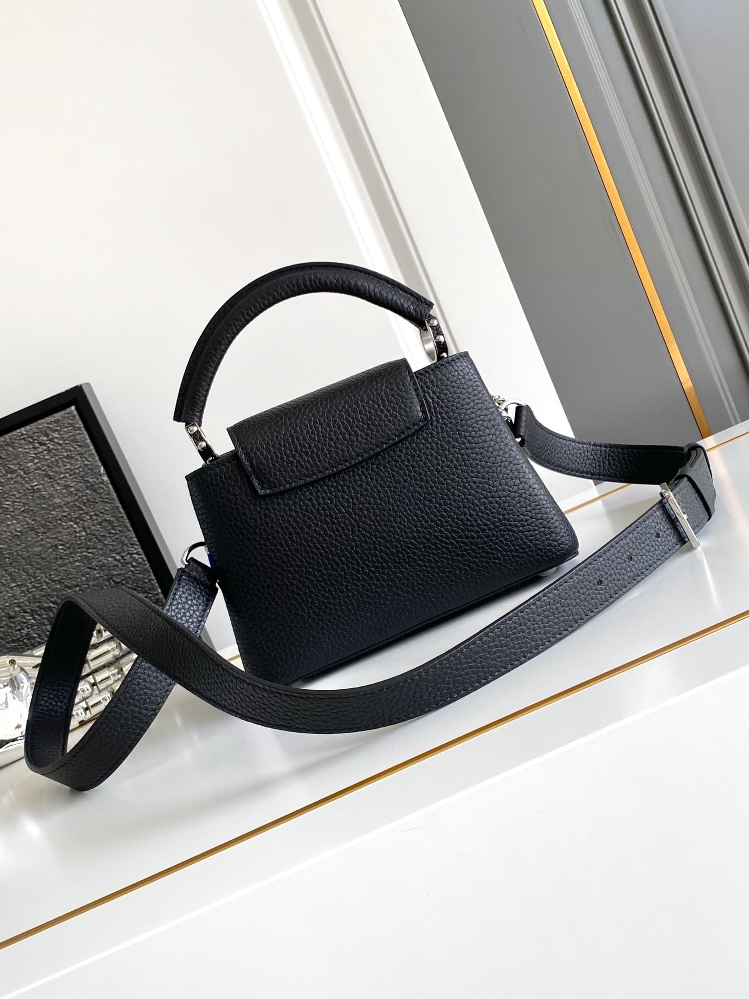 L X V Capucines bag M11908 21x14x8cm