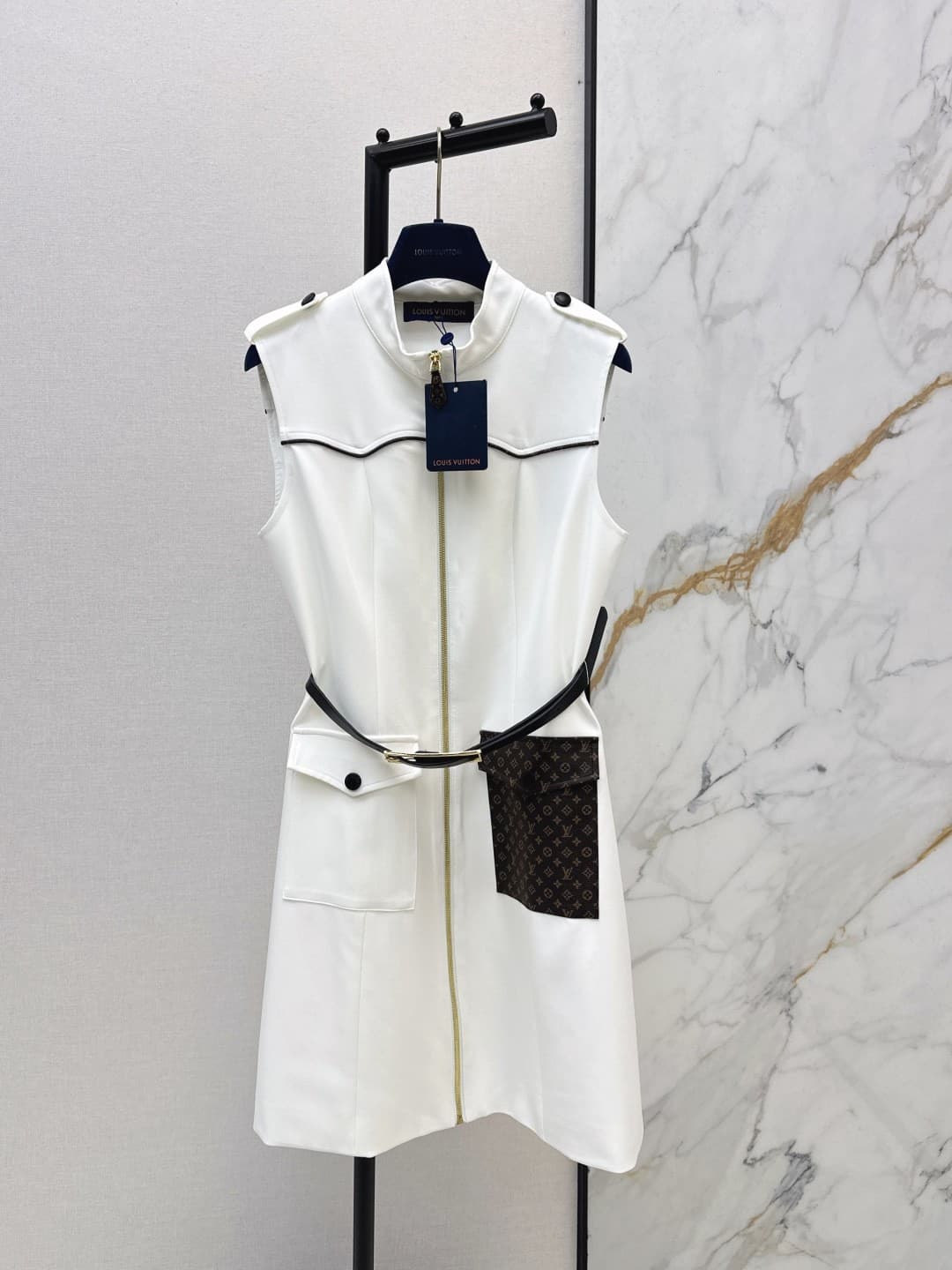L X V A sleeveless dress(Women's style)
