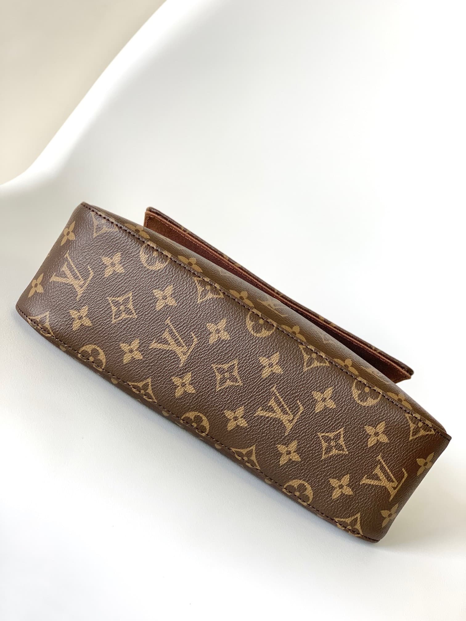 L X V Looping Underarm bag M51147 Size:24x21x9cm