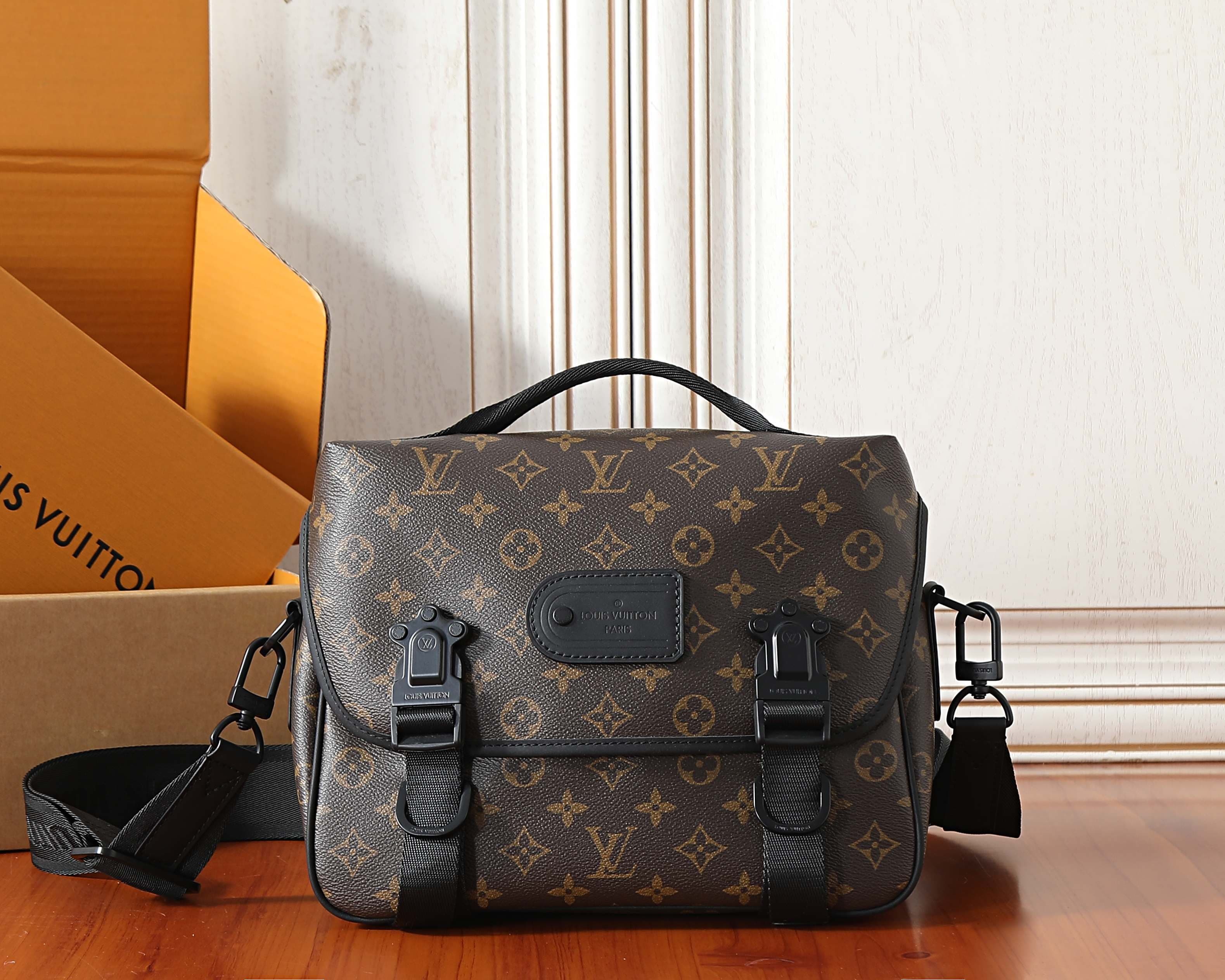 L X V Trail Messenger Bags M46972 Size:31x22x11cm
