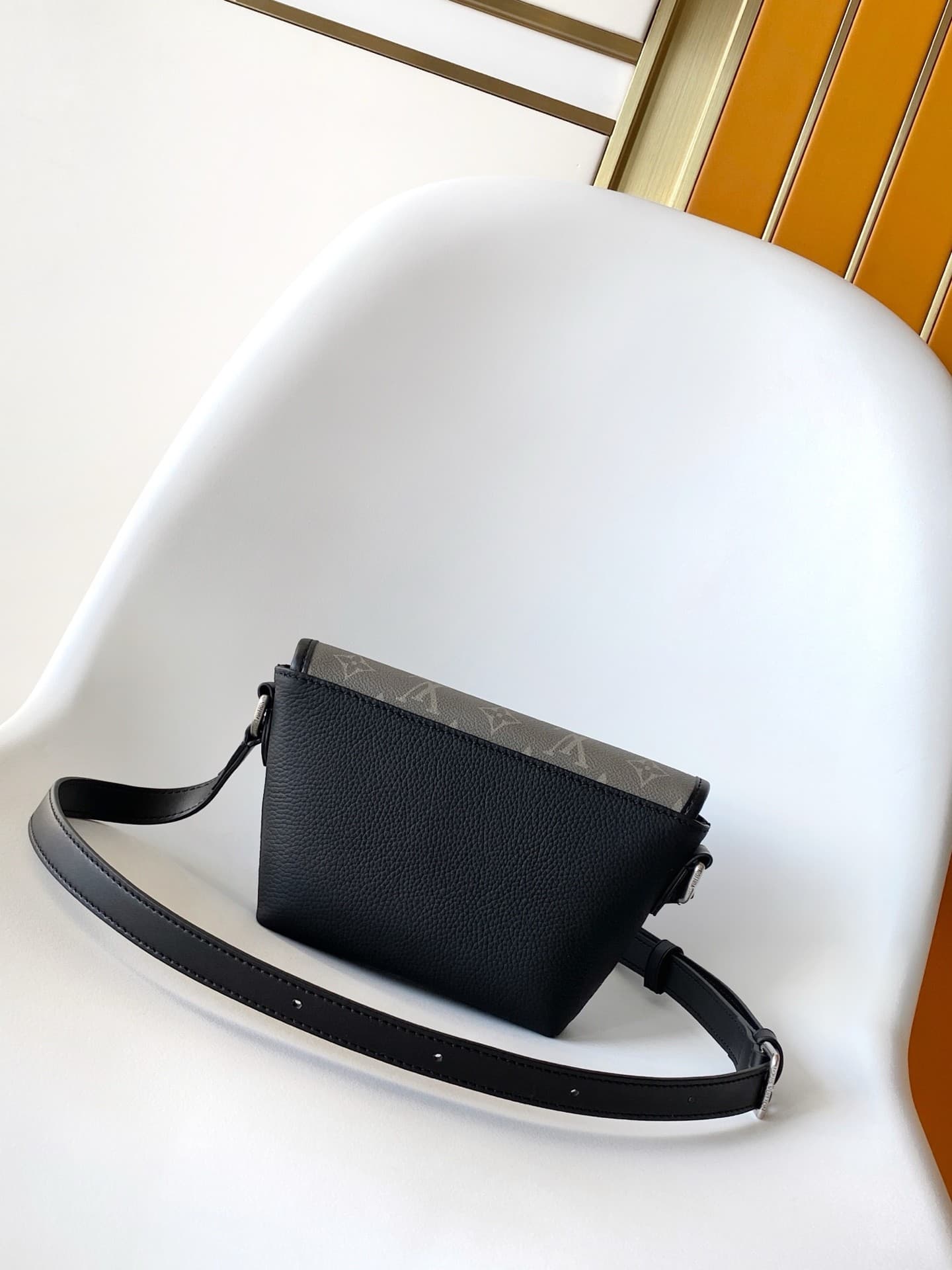 L X V Pulse mini M12618 Size:22.5x16x5cm