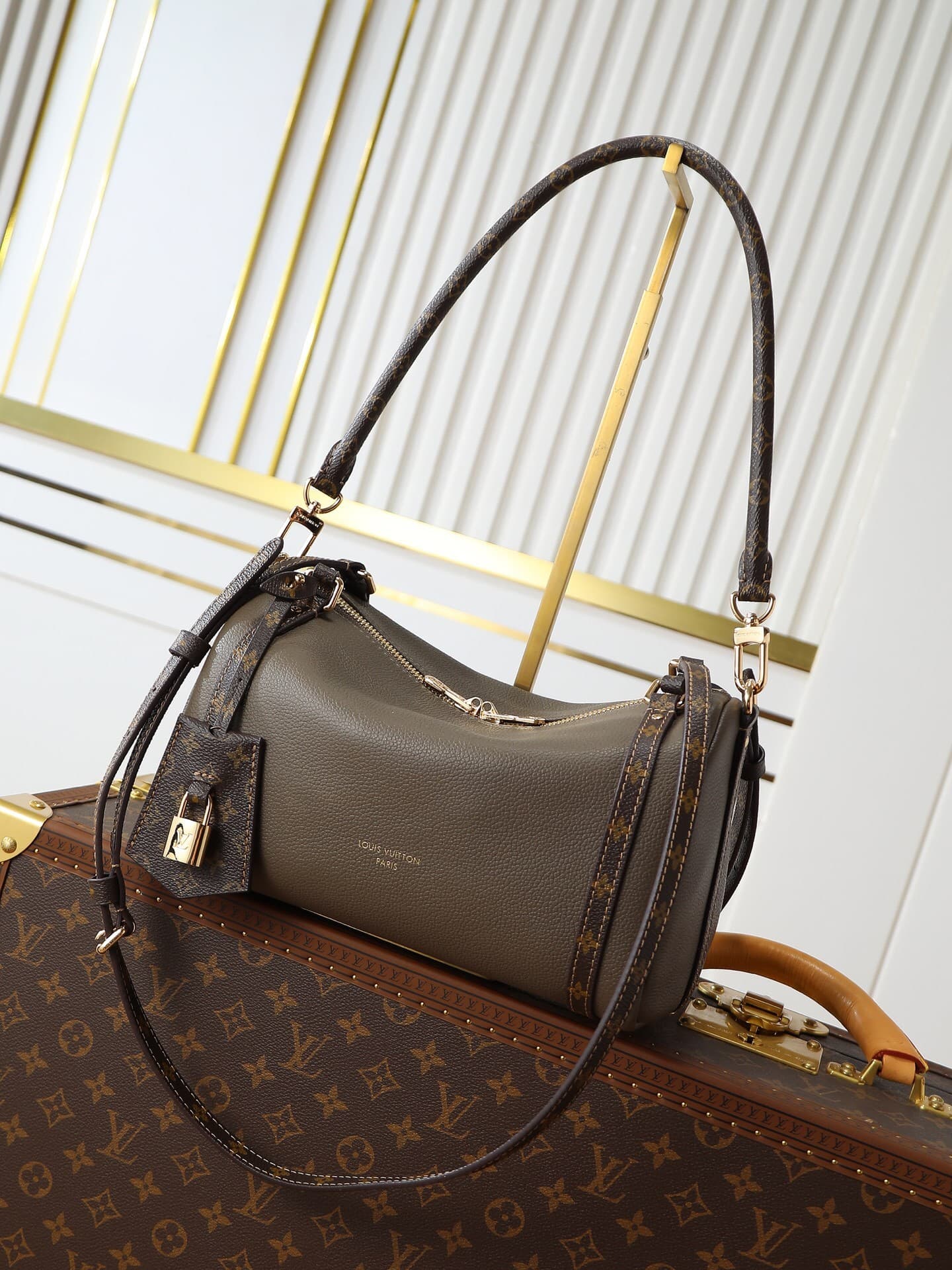 L X V EXPRESS M26360 Size:26x17x13.5cm
