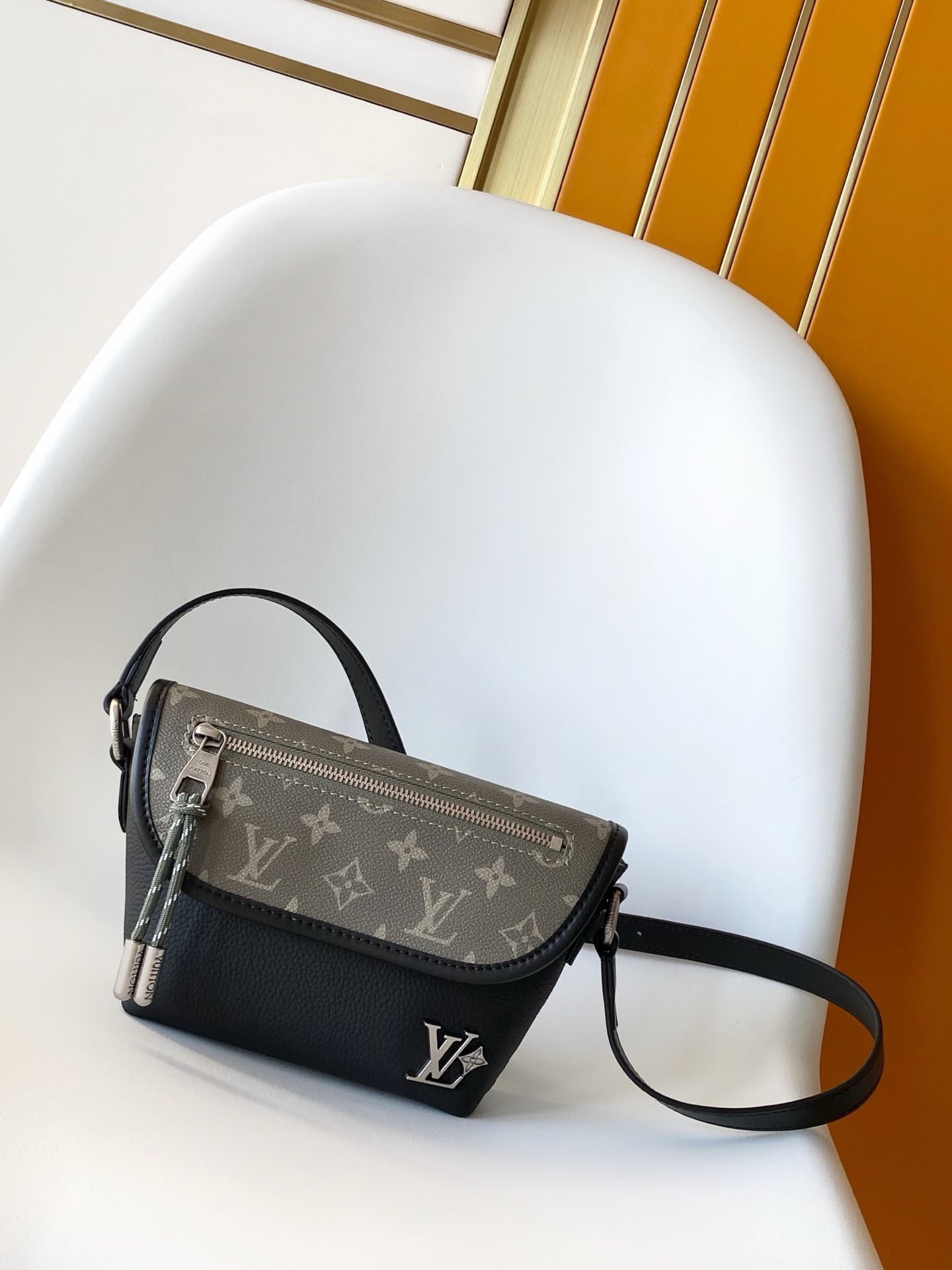 L X V Pulse mini M12618 Size:22.5x16x5cm