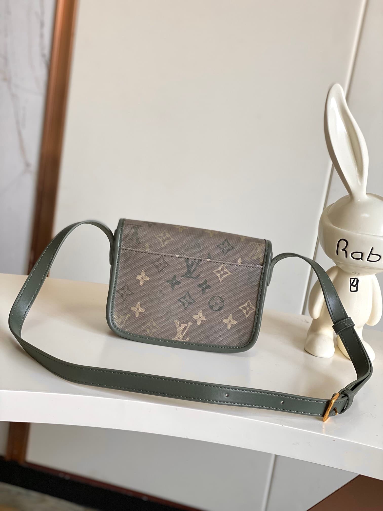 L X V Shoulder bag M26969 Size: 19.5x15x6cm