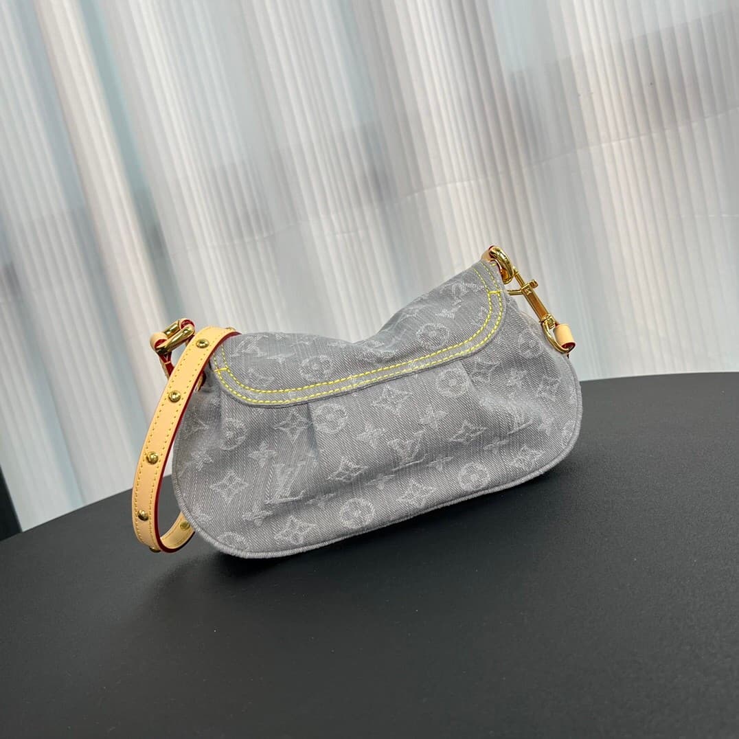 L X V Shoulder bag Size:27x18x3cm