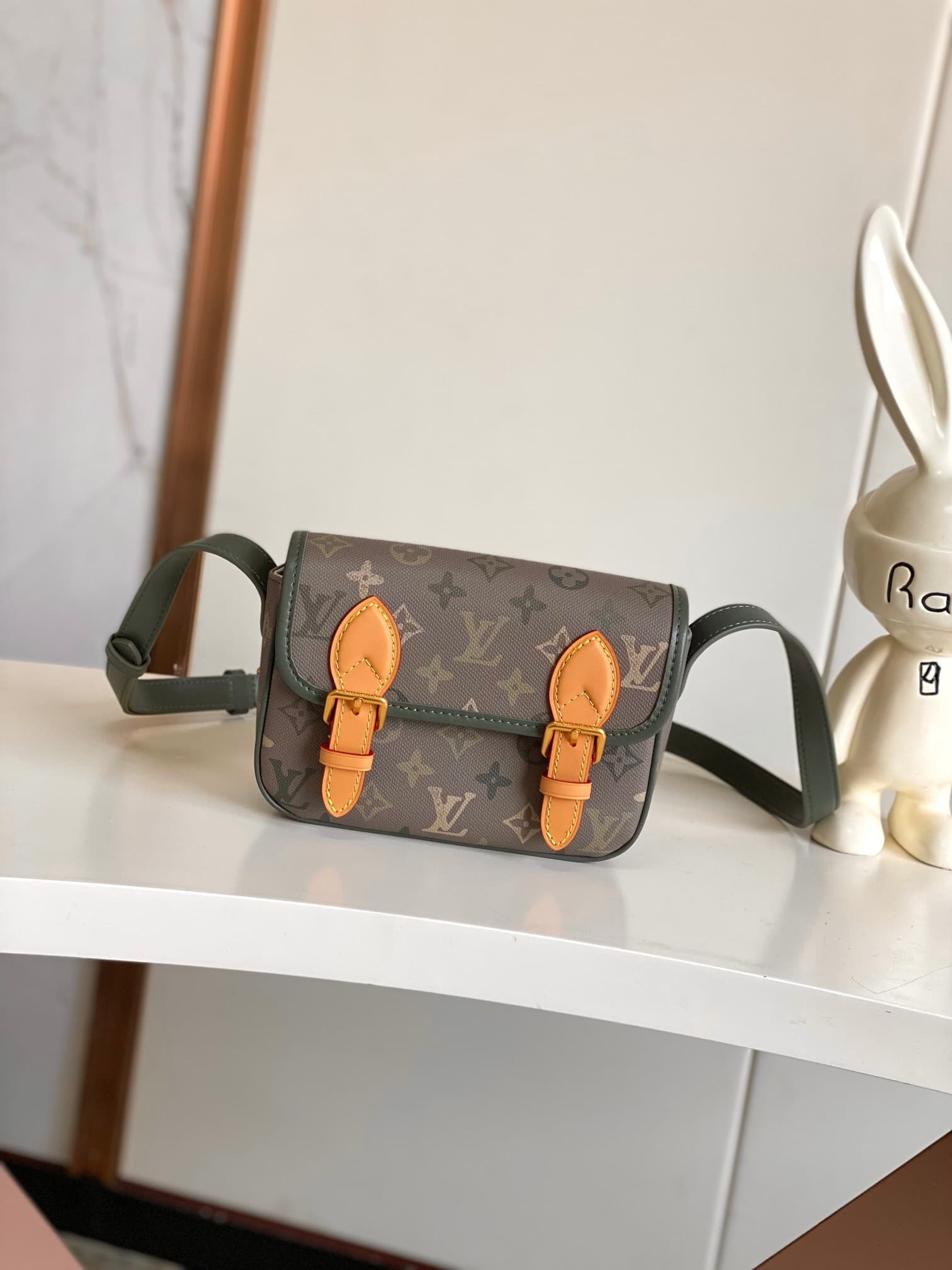 L X V Shoulder bag M26969 Size: 19.5x15x6cm