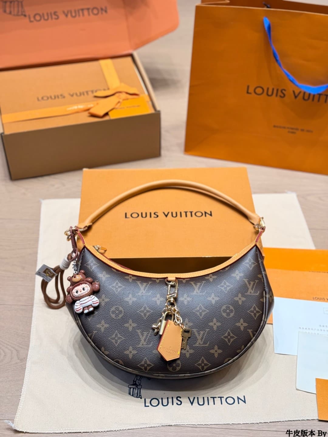 L X V Looping Size:28x15cm