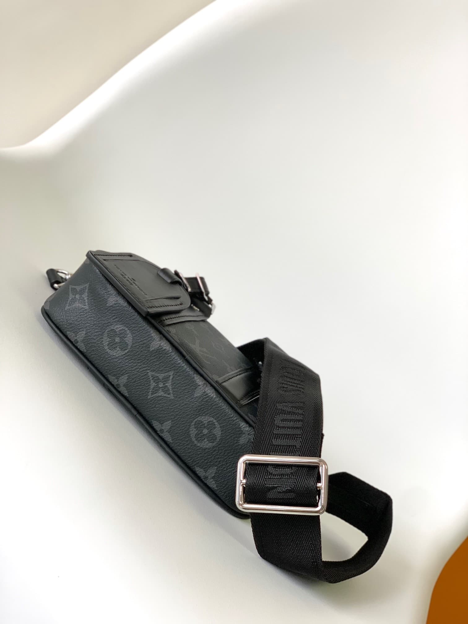 L X V Nano Porte Documents Voyage M82770 Size:20x13x5.5cm