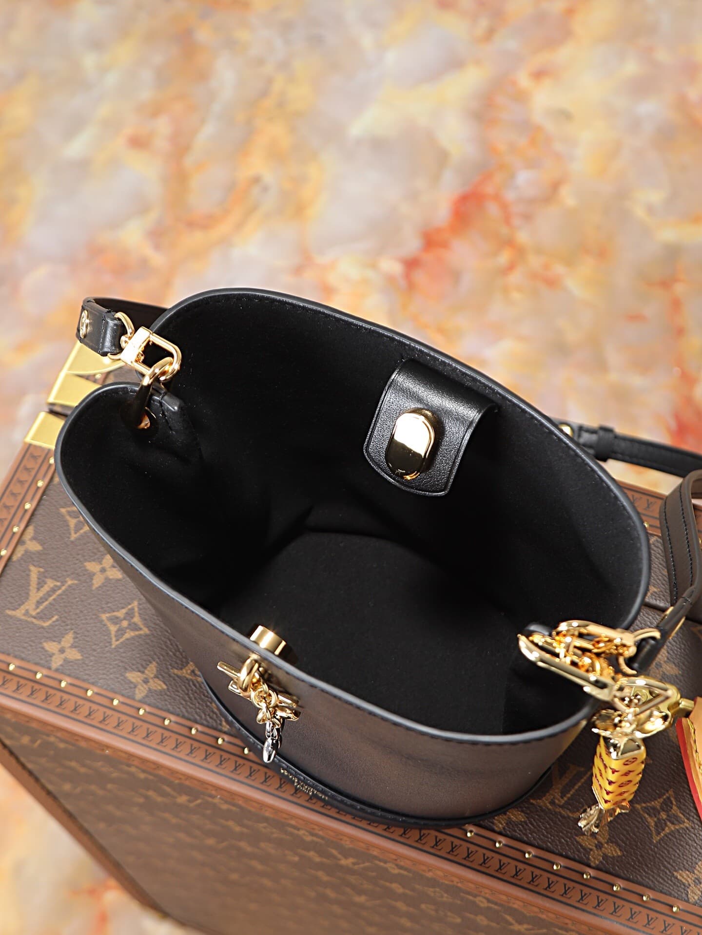 L X V Bloom Mini Hobo M27260 Size:17.5x16x11cm(Multiple colors)