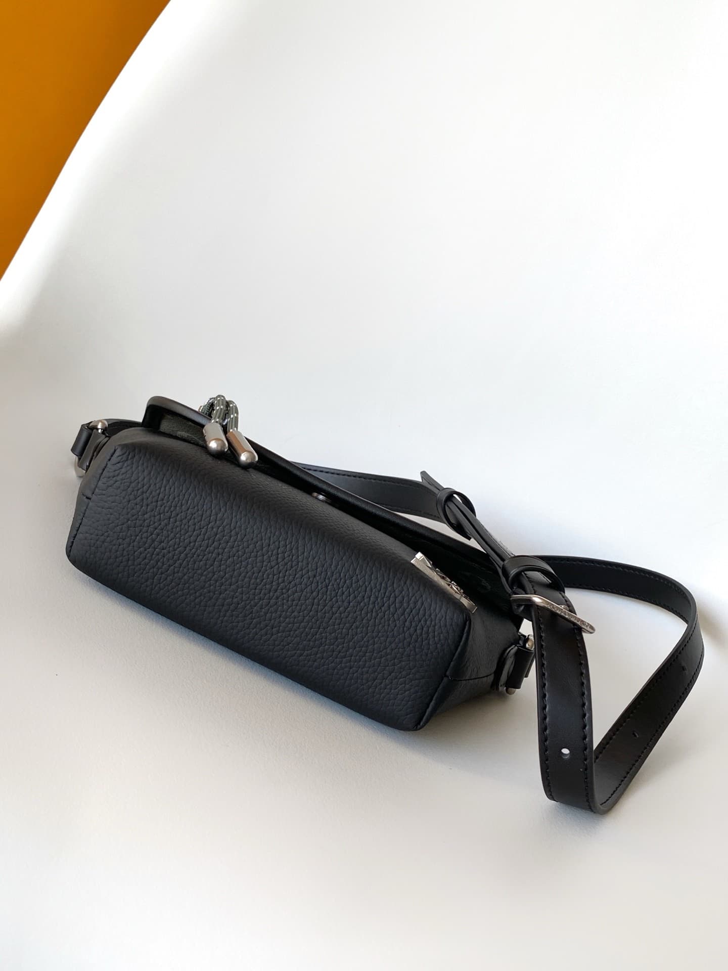 L X V Pulse mini M12618 Size:22.5x16x5cm