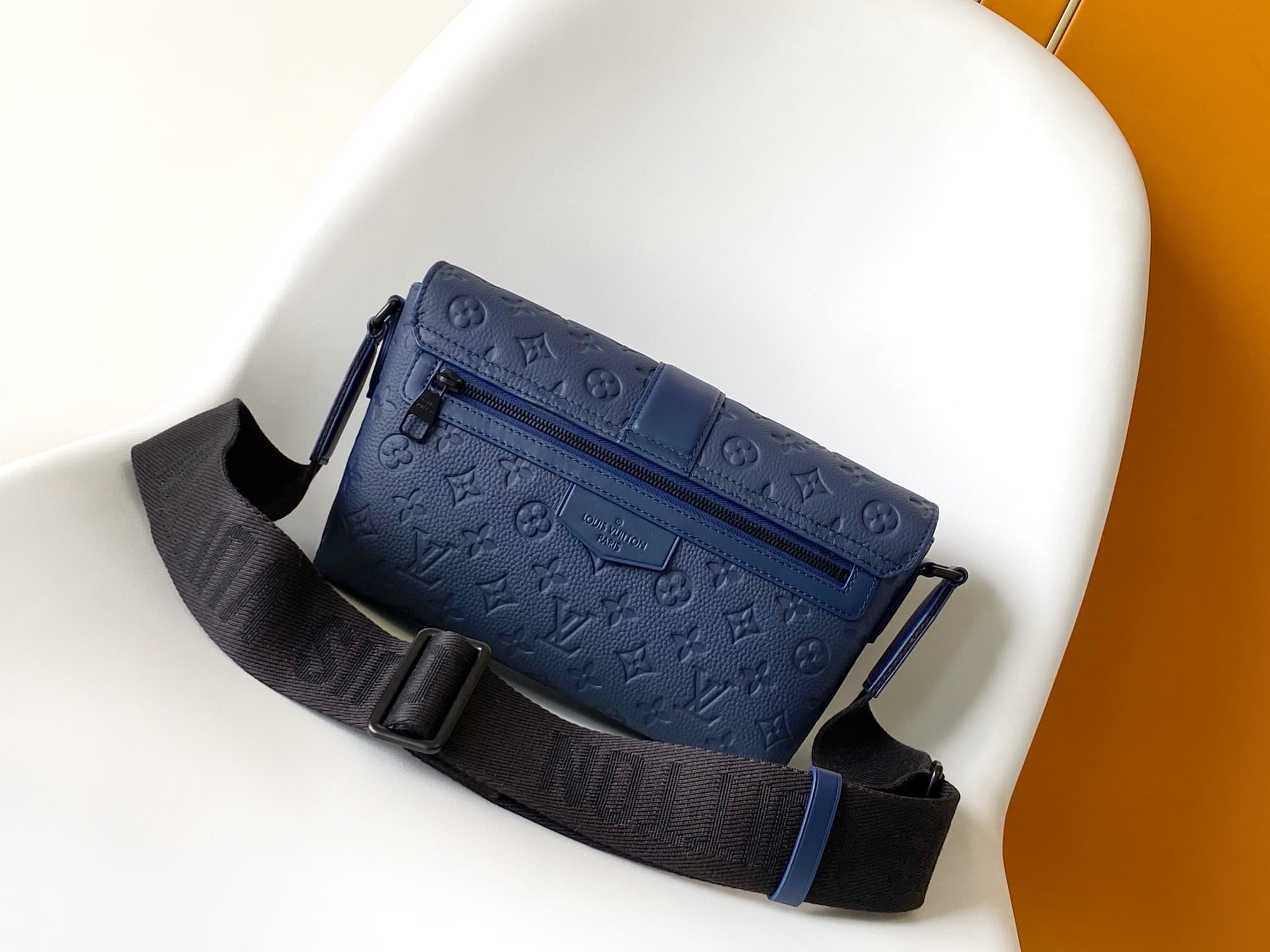 L X V Messenger Bags M11692 Size:28x16x10cm