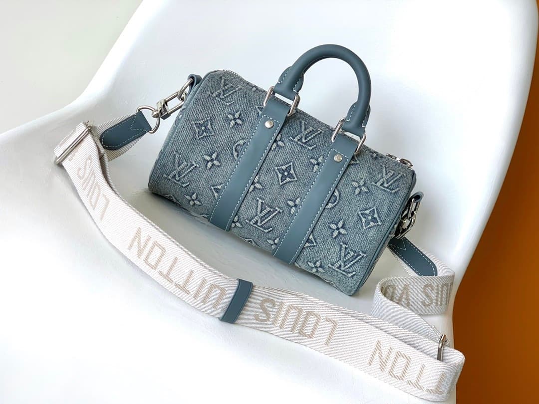 L X V Keepall Bandoulière 25 M22762 Size:25x15x11cm