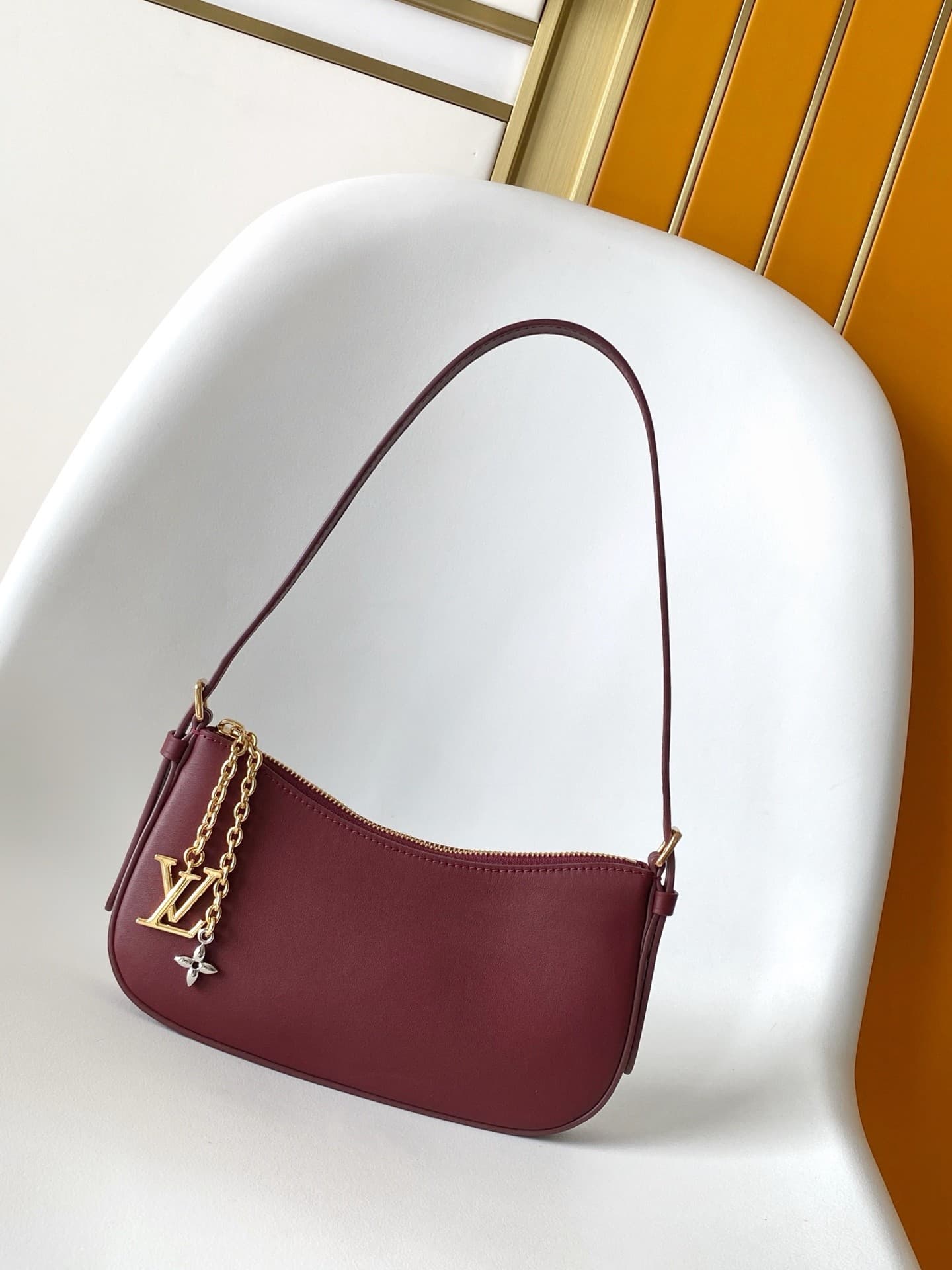 L X V Underarm bag M25650 Size:23x10x4cm