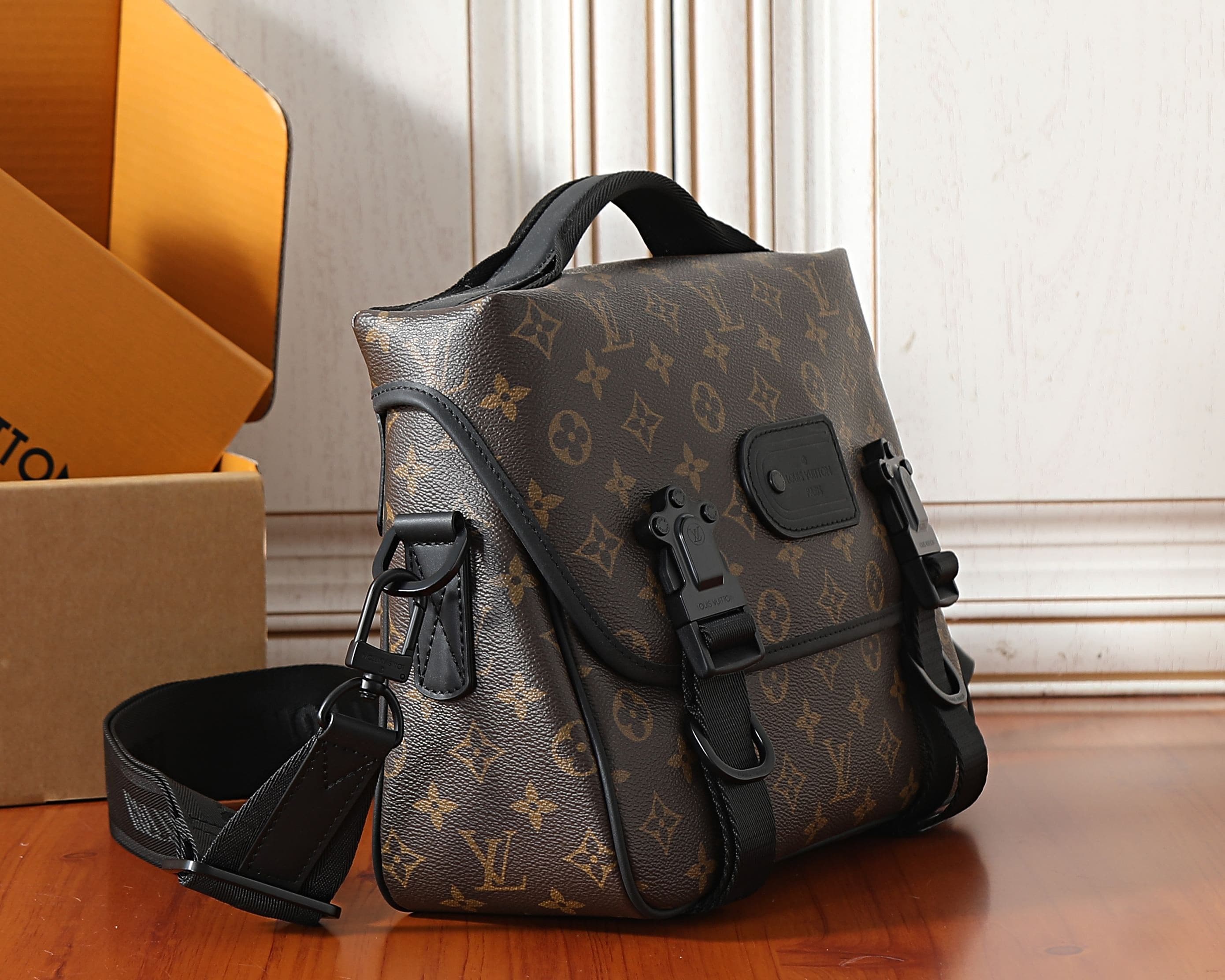 L X V Trail Messenger Bags M46972 Size:31x22x11cm