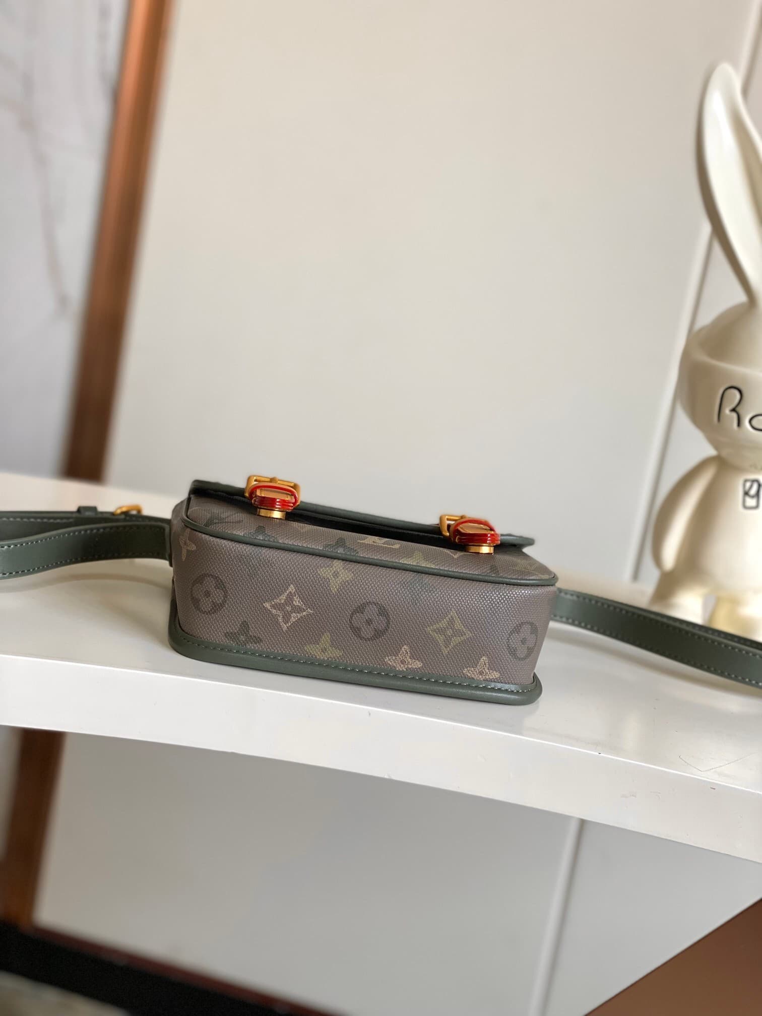 L X V Shoulder bag M26969 Size: 19.5x15x6cm