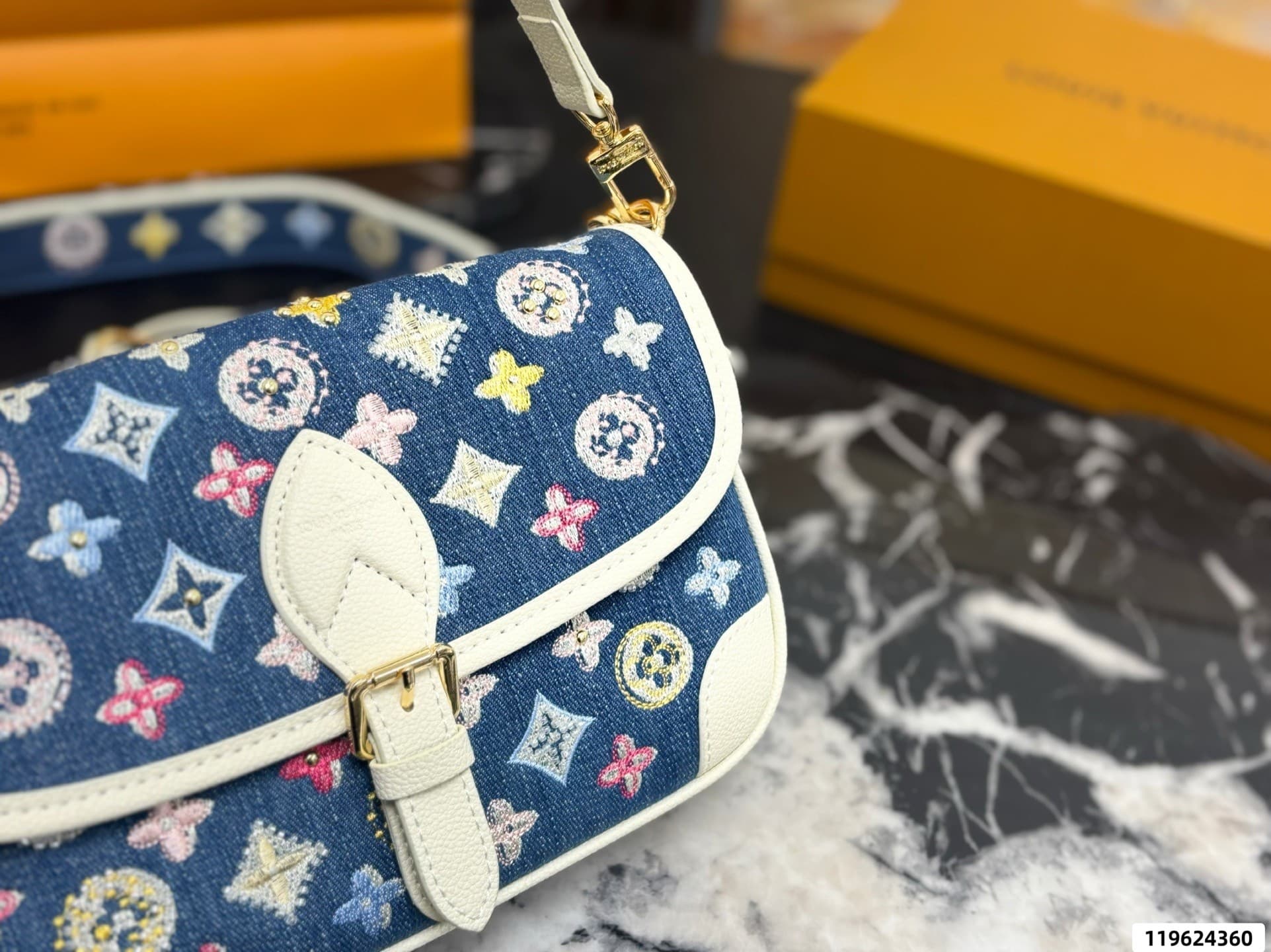 L X V Shoulder bag Size:28cm(Multiple colors)