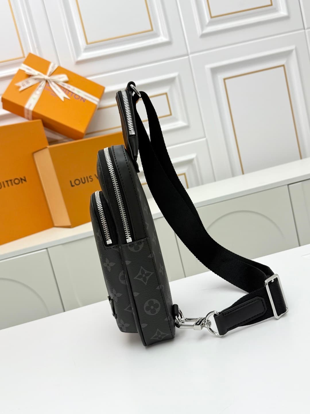 L X V Avenue M47137 Size:33*16*5.7CM