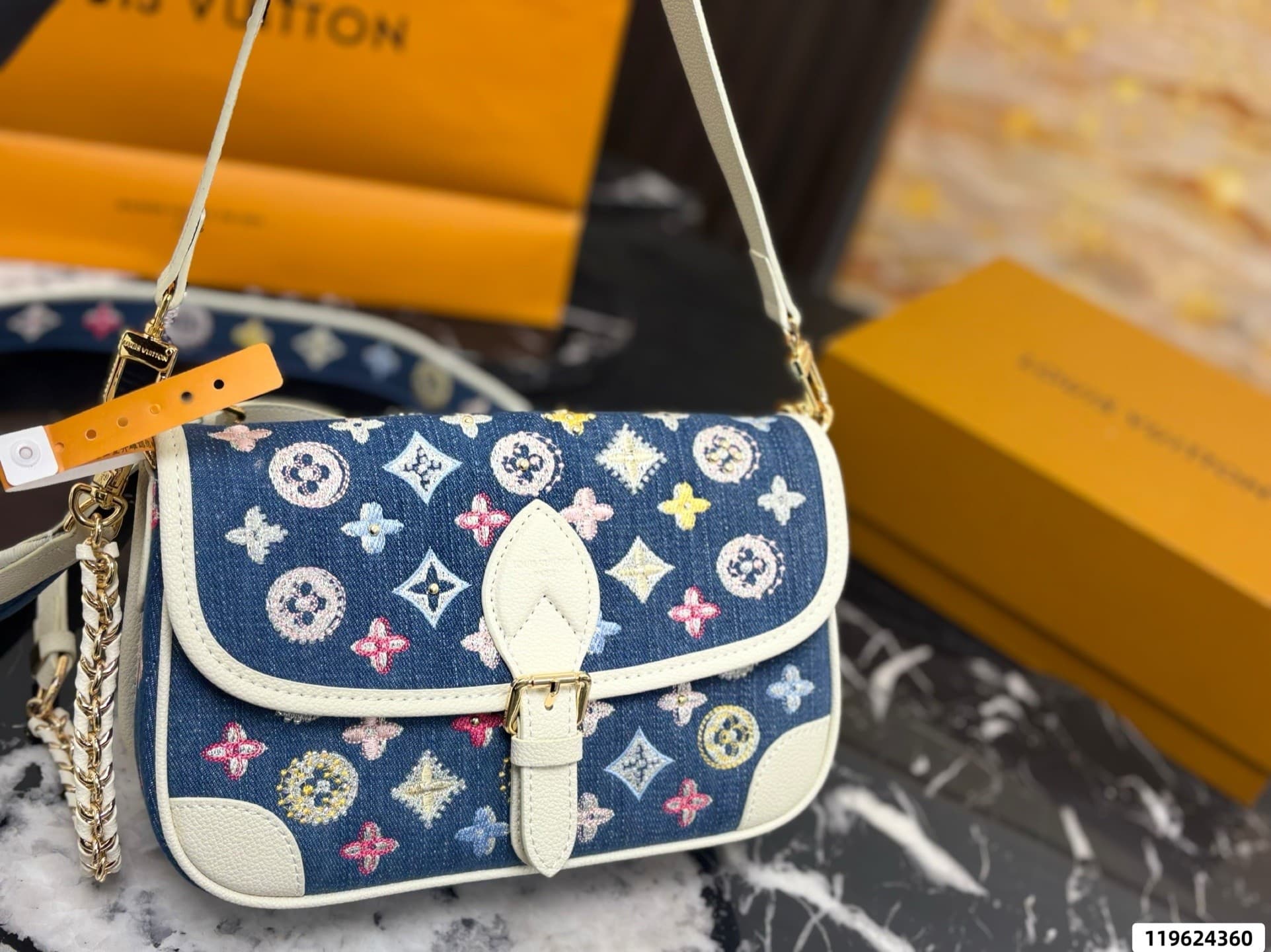 L X V Shoulder bag Size:28cm(Multiple colors)
