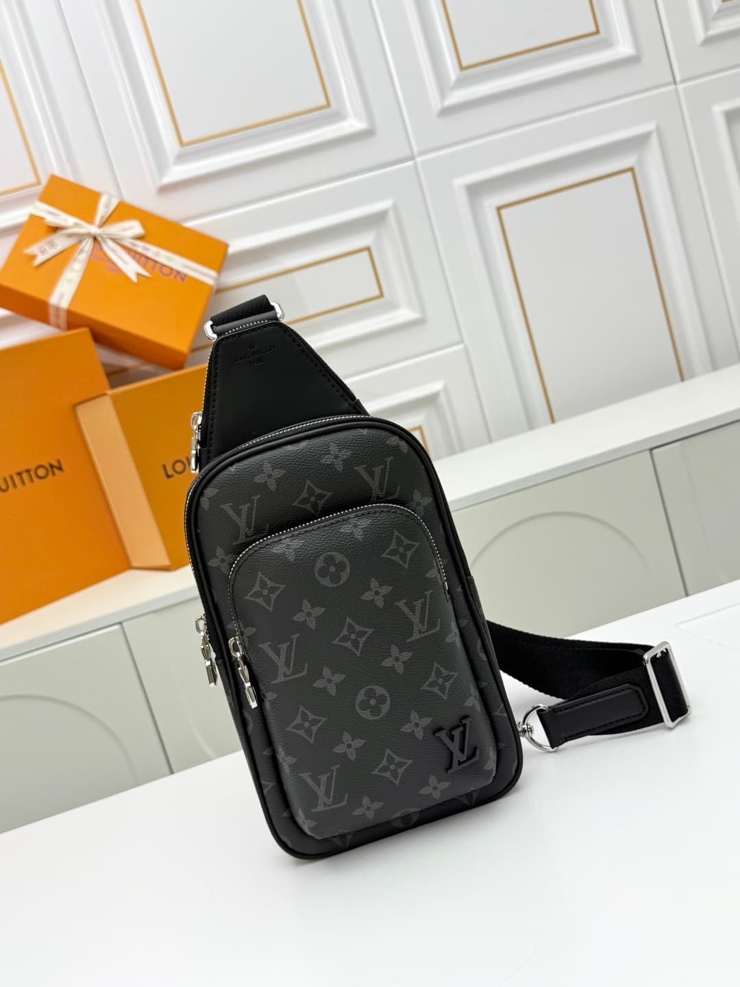L X V Avenue M47137 Size:33*16*5.7CM