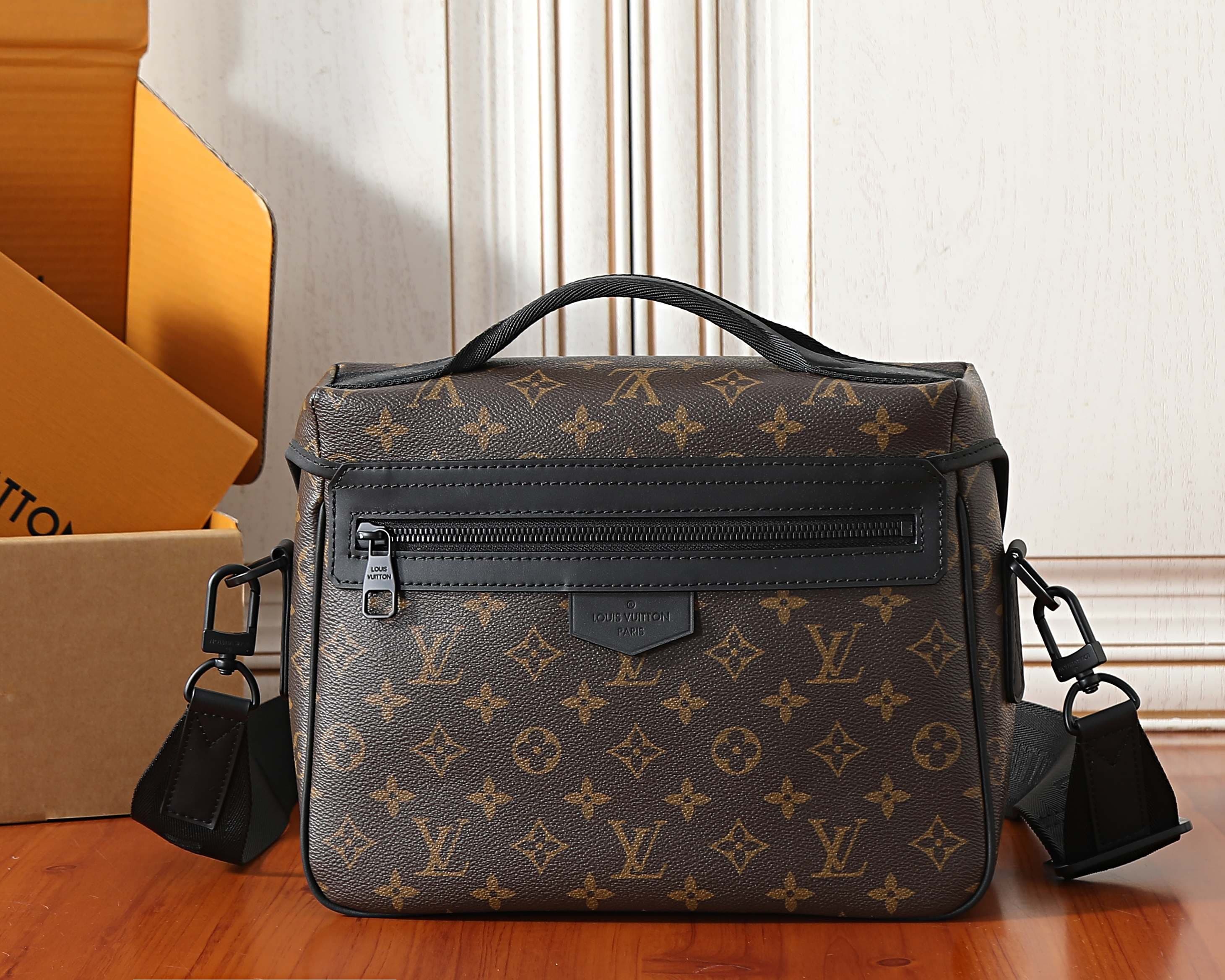 L X V Trail Messenger Bags M46972 Size:31x22x11cm