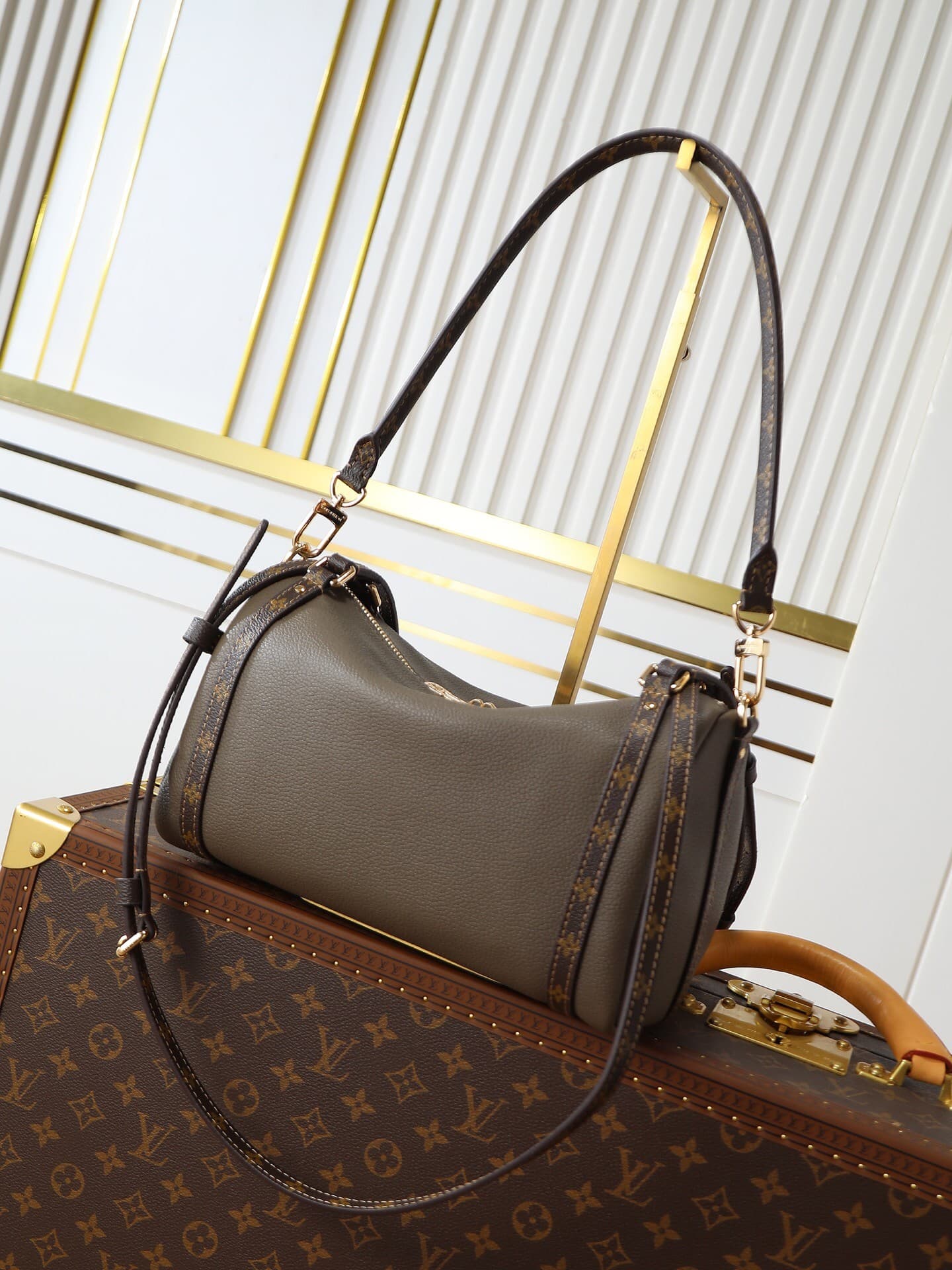 L X V EXPRESS M26360 Size:26x17x13.5cm