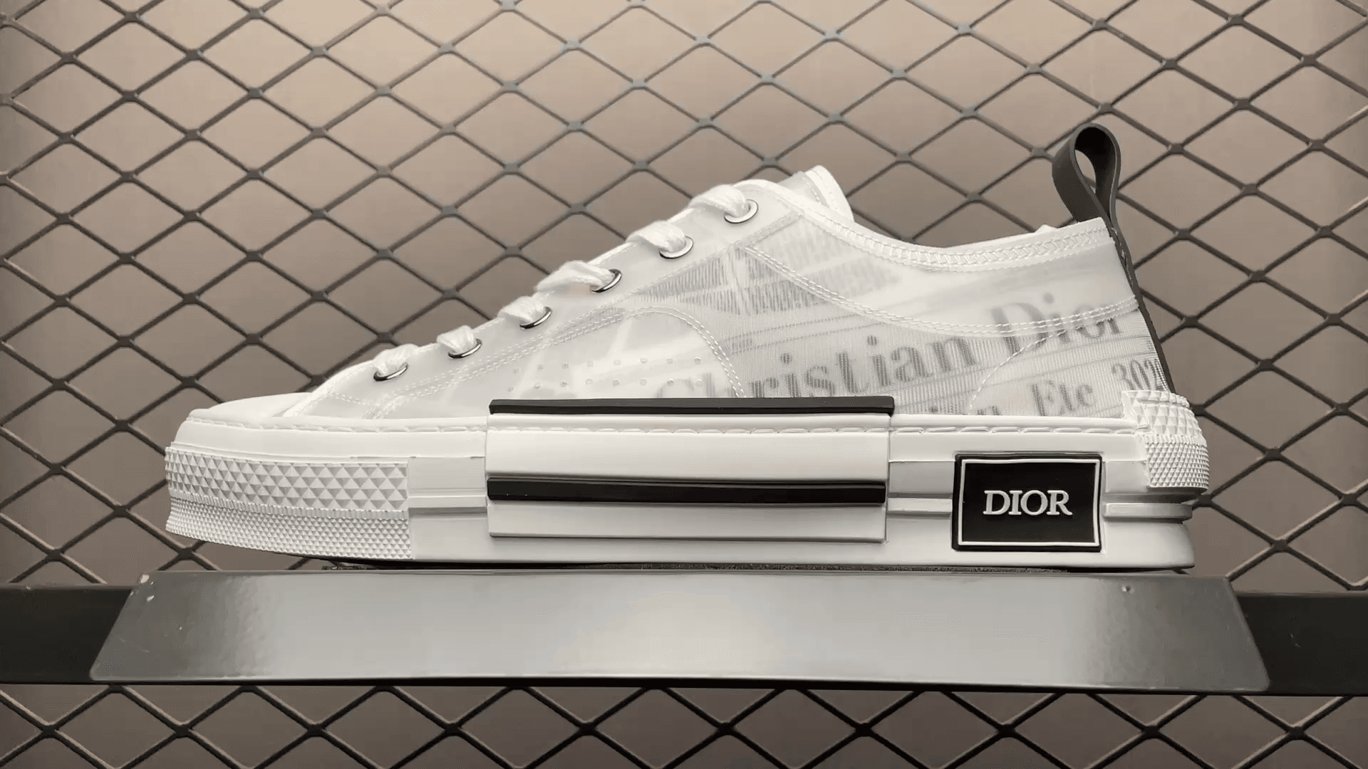 DR B23 LOW TOP OBLIQUE SNEAKER