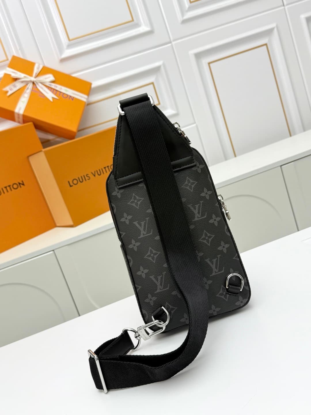 L X V Avenue M47137 Size:33*16*5.7CM