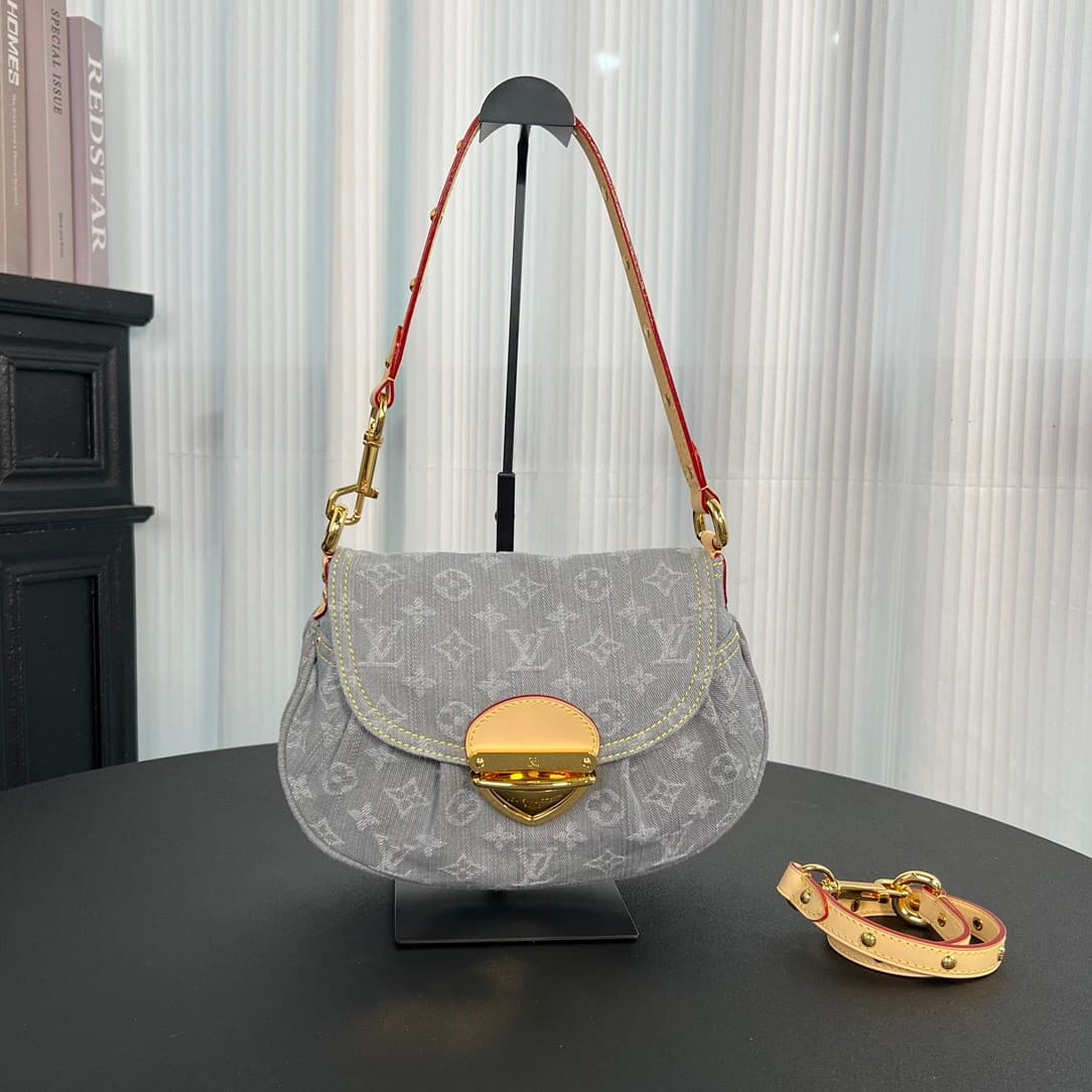L X V Shoulder bag Size:27x18x3cm