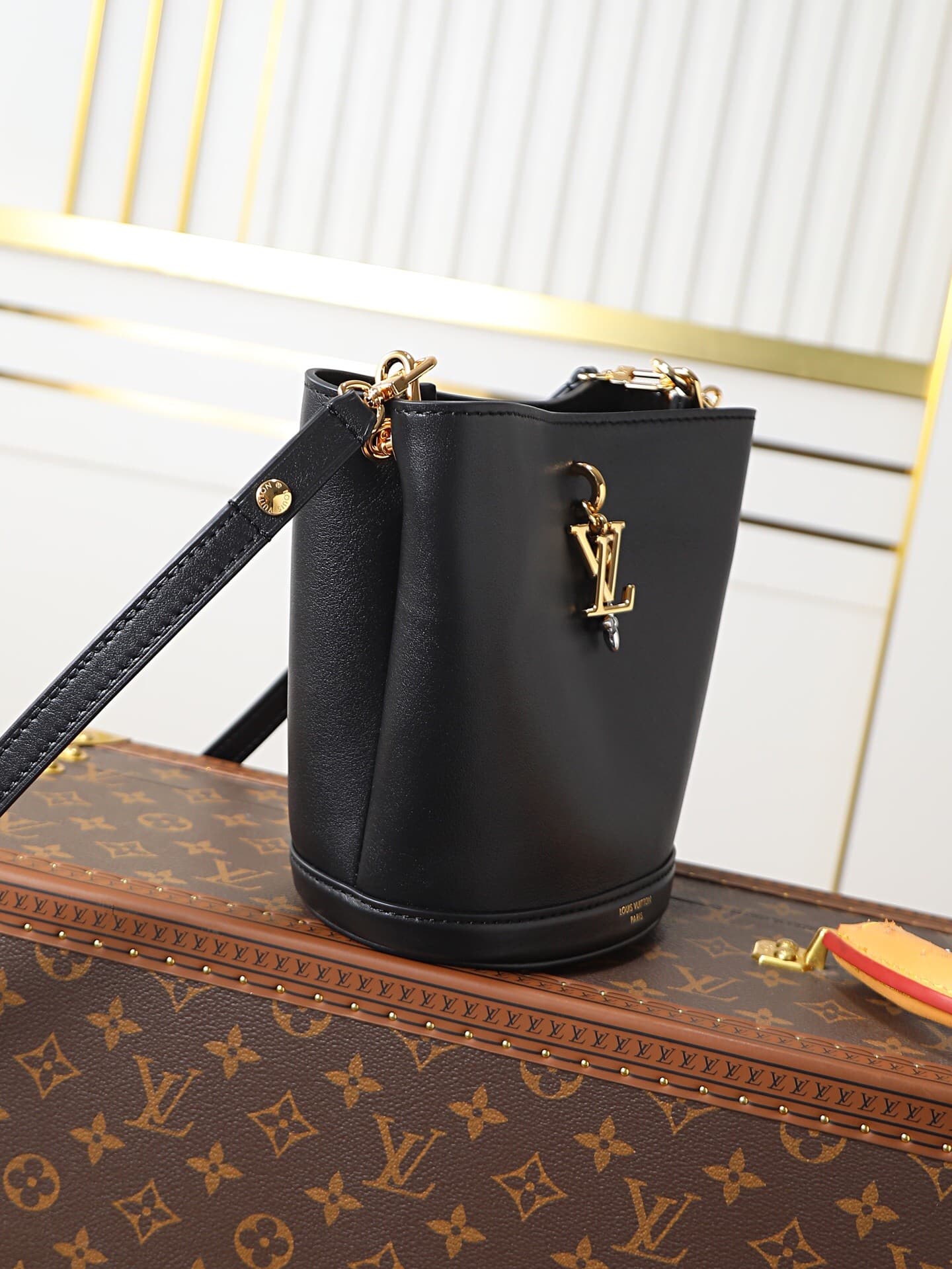 L X V Bloom Mini Hobo M27260 Size:17.5x16x11cm(Multiple colors)