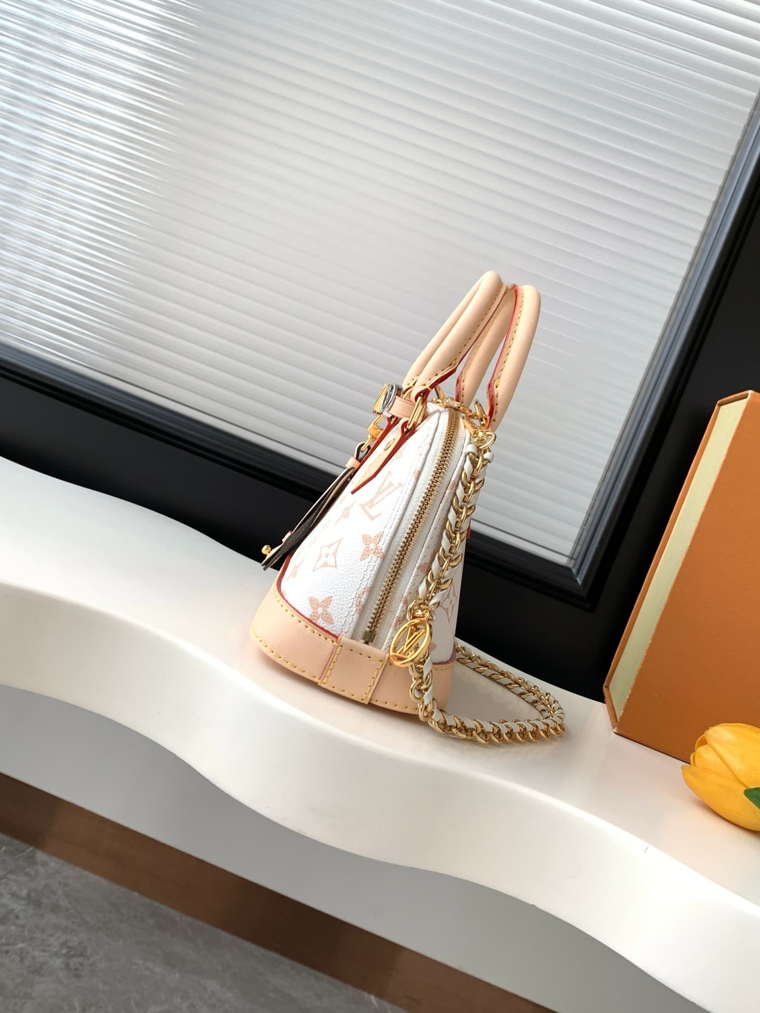 L X V Alma Mini M14339 Size:18x12x8cm