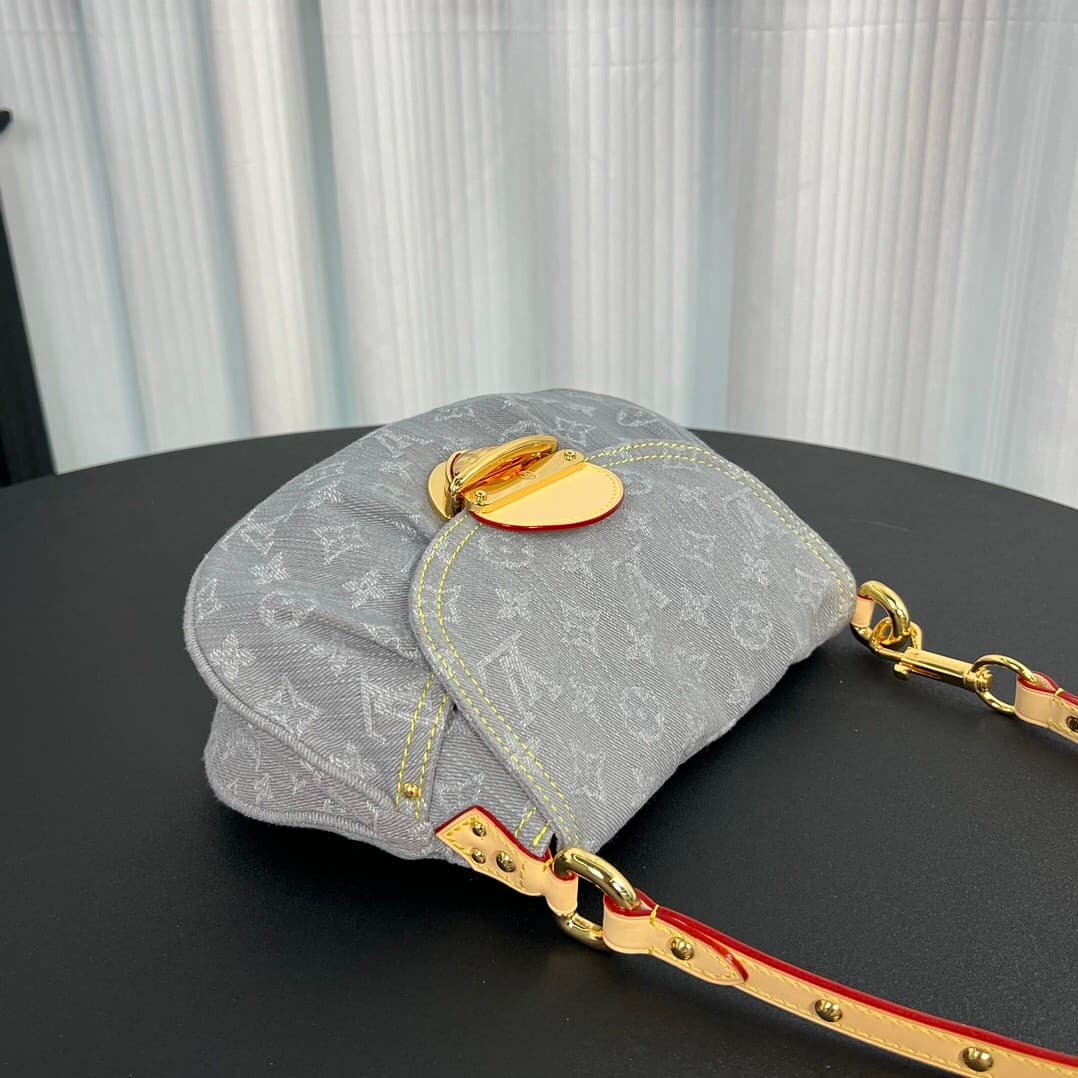 L X V Shoulder bag Size:27x18x3cm