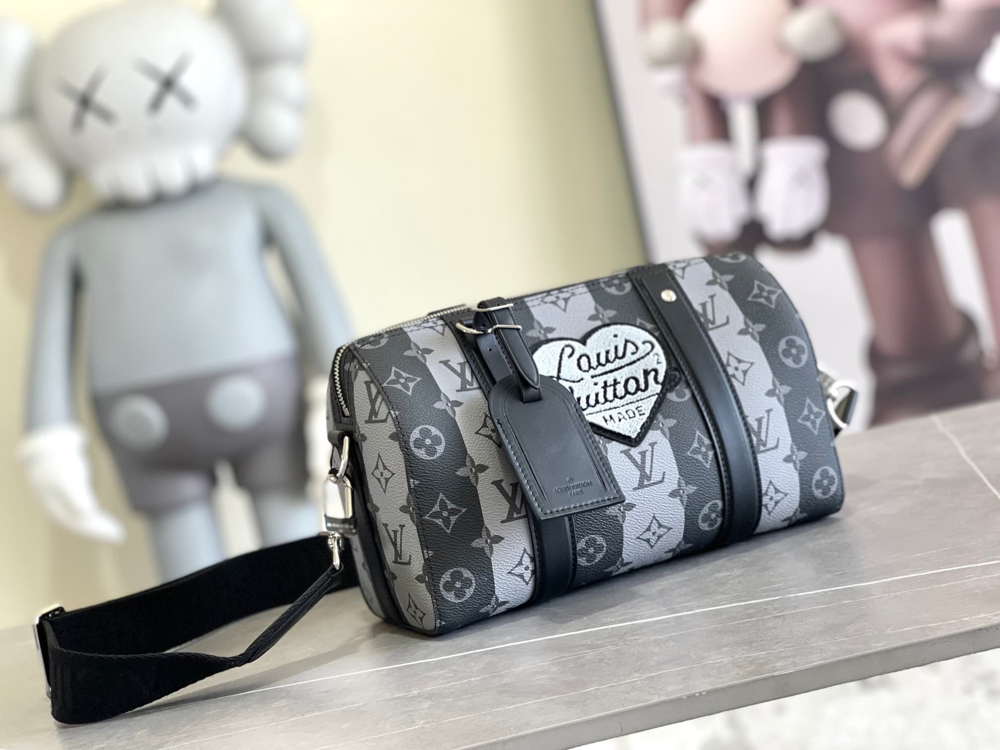 L X V City Keell M45963 Size:27x17x13cm