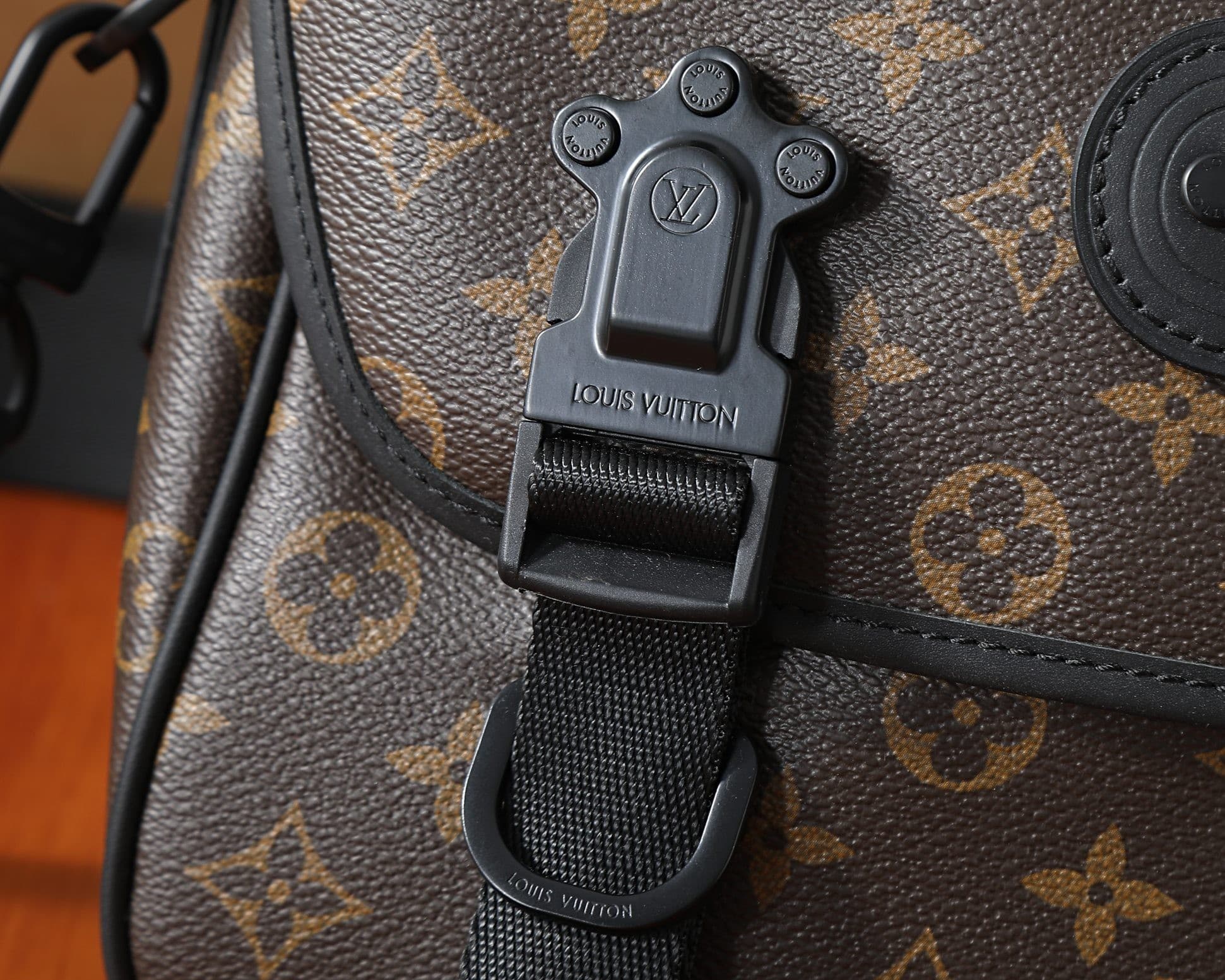L X V Trail Messenger Bags M46972 Size:31x22x11cm