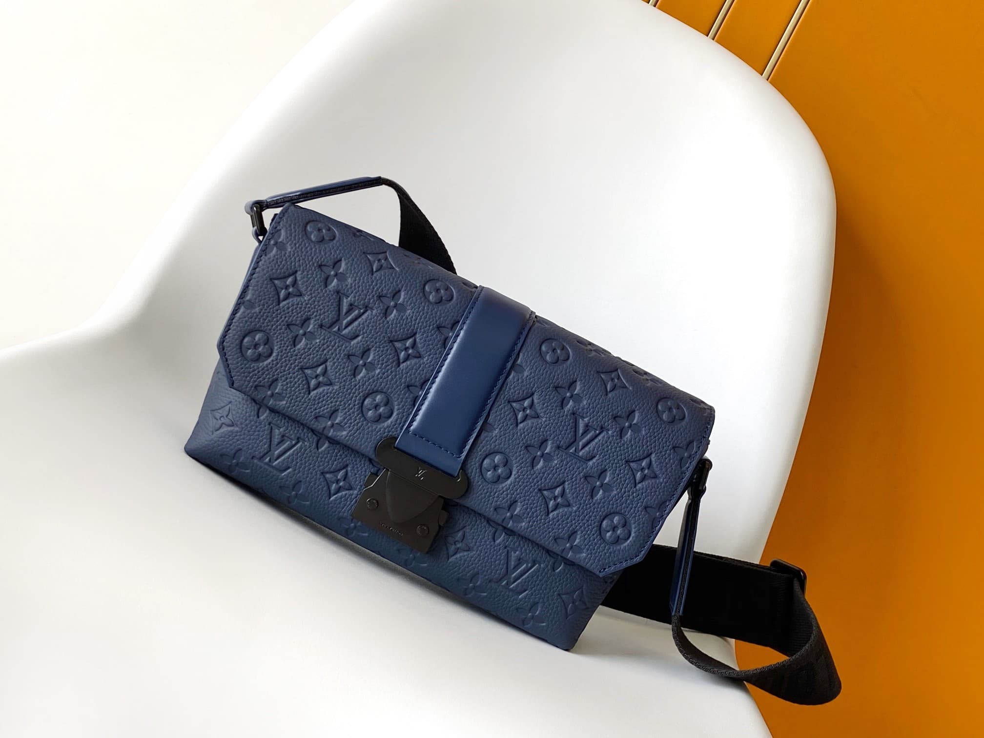 L X V Messenger Bags M11692 Size:28x16x10cm