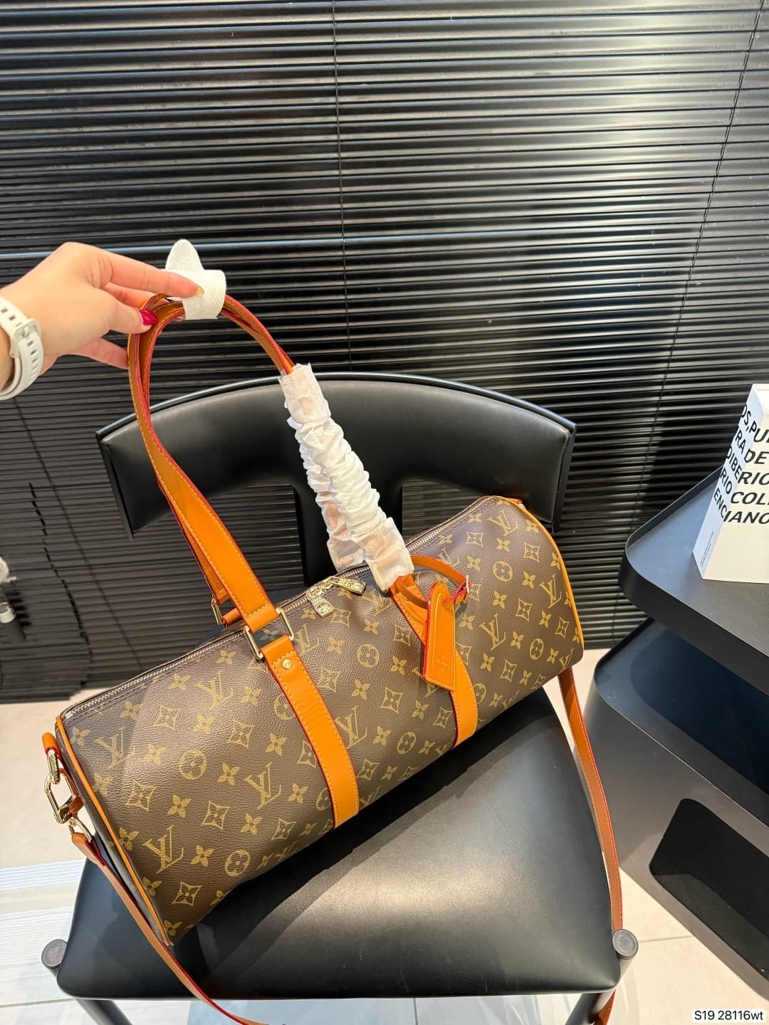 L X V Shoulder bag Size:43x18cm