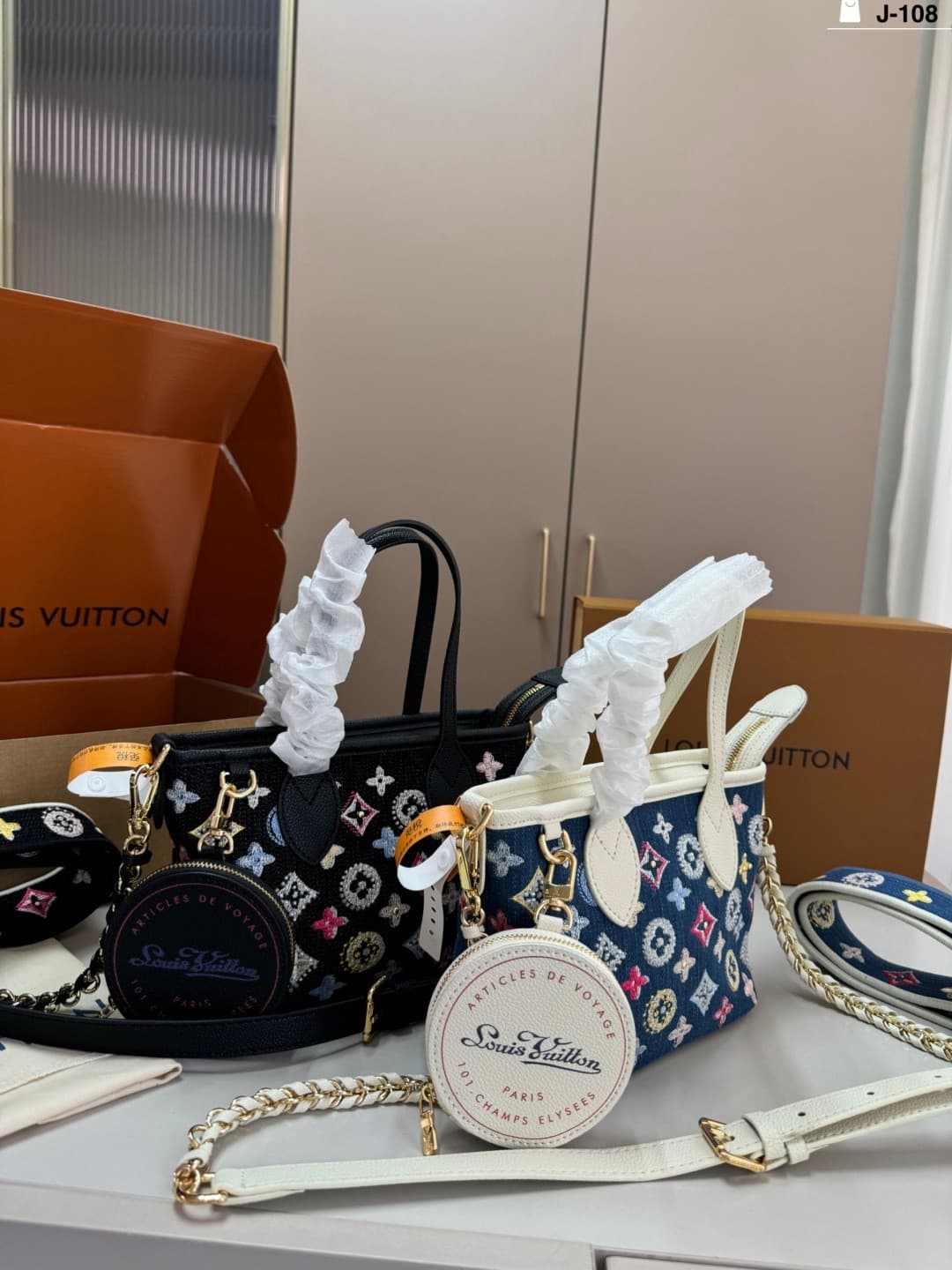 L X V Handbag Size:20x15cm(Multiple colors)