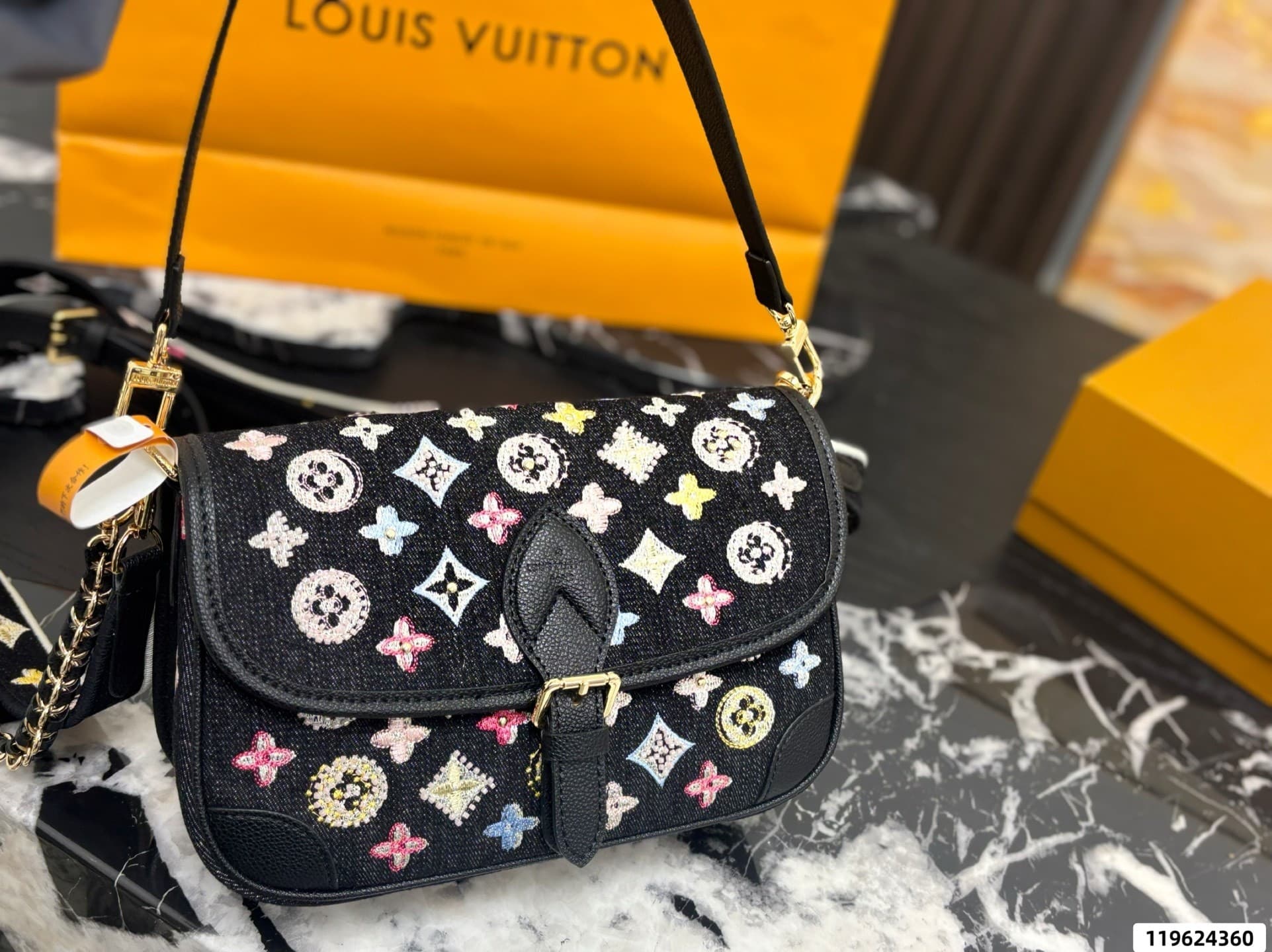 L X V Shoulder bag Size:28cm(Multiple colors)