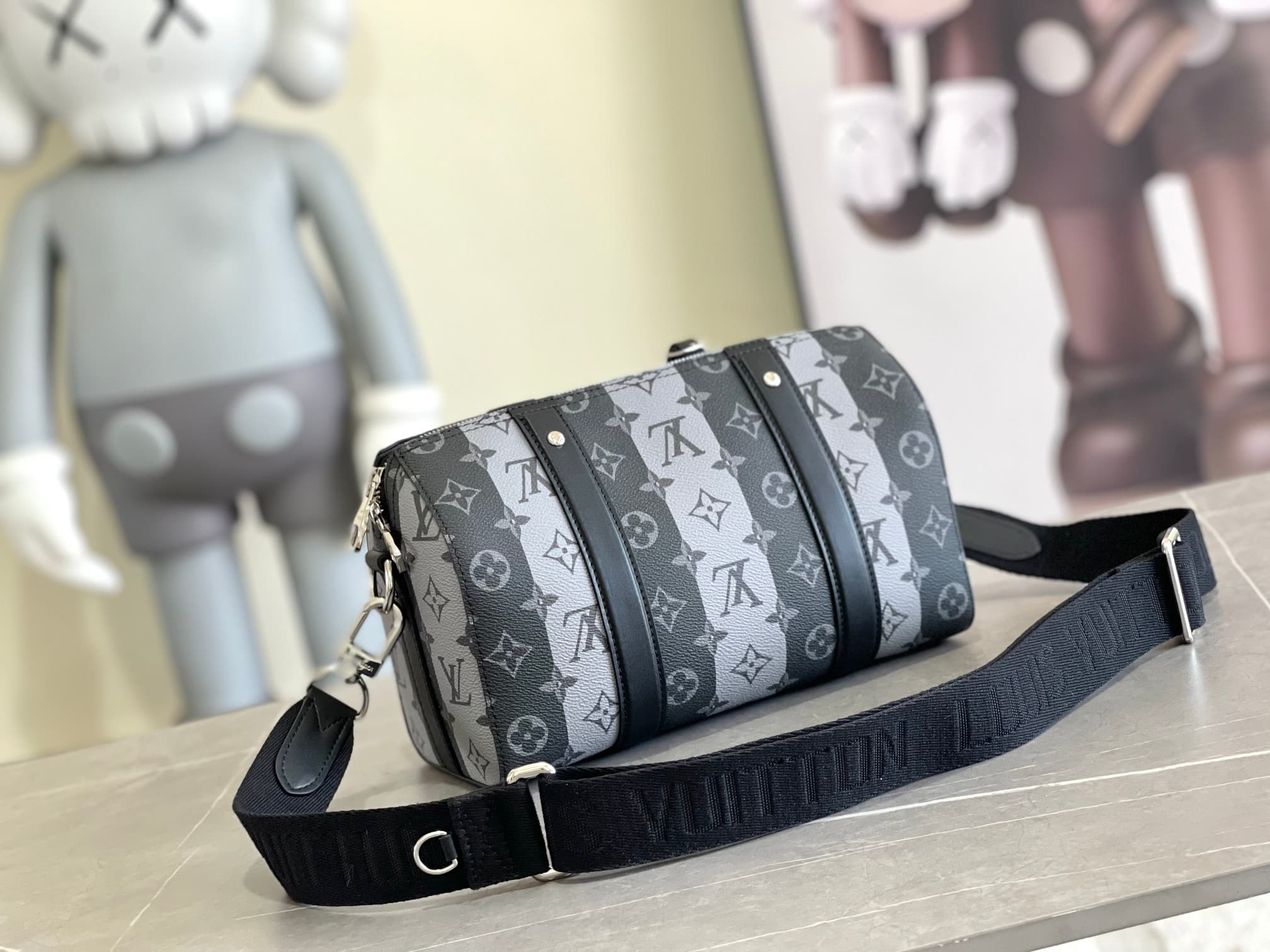 L X V City Keell M45963 Size:27x17x13cm