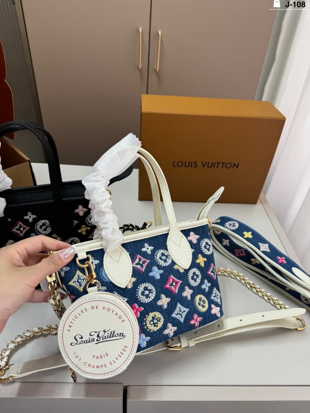 L X V Handbag Size:20x15cm(Multiple colors)