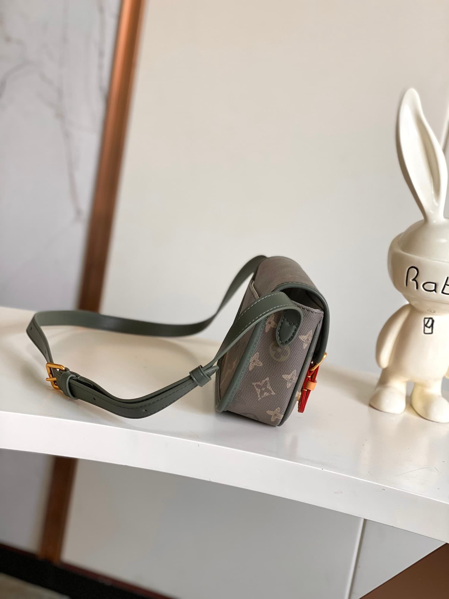 L X V Shoulder bag M26969 Size: 19.5x15x6cm