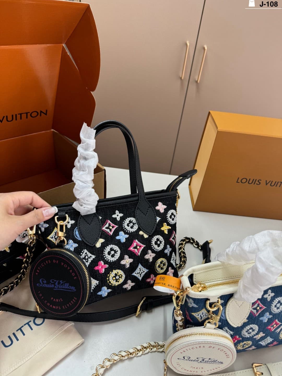 L X V Handbag Size:20x15cm(Multiple colors)