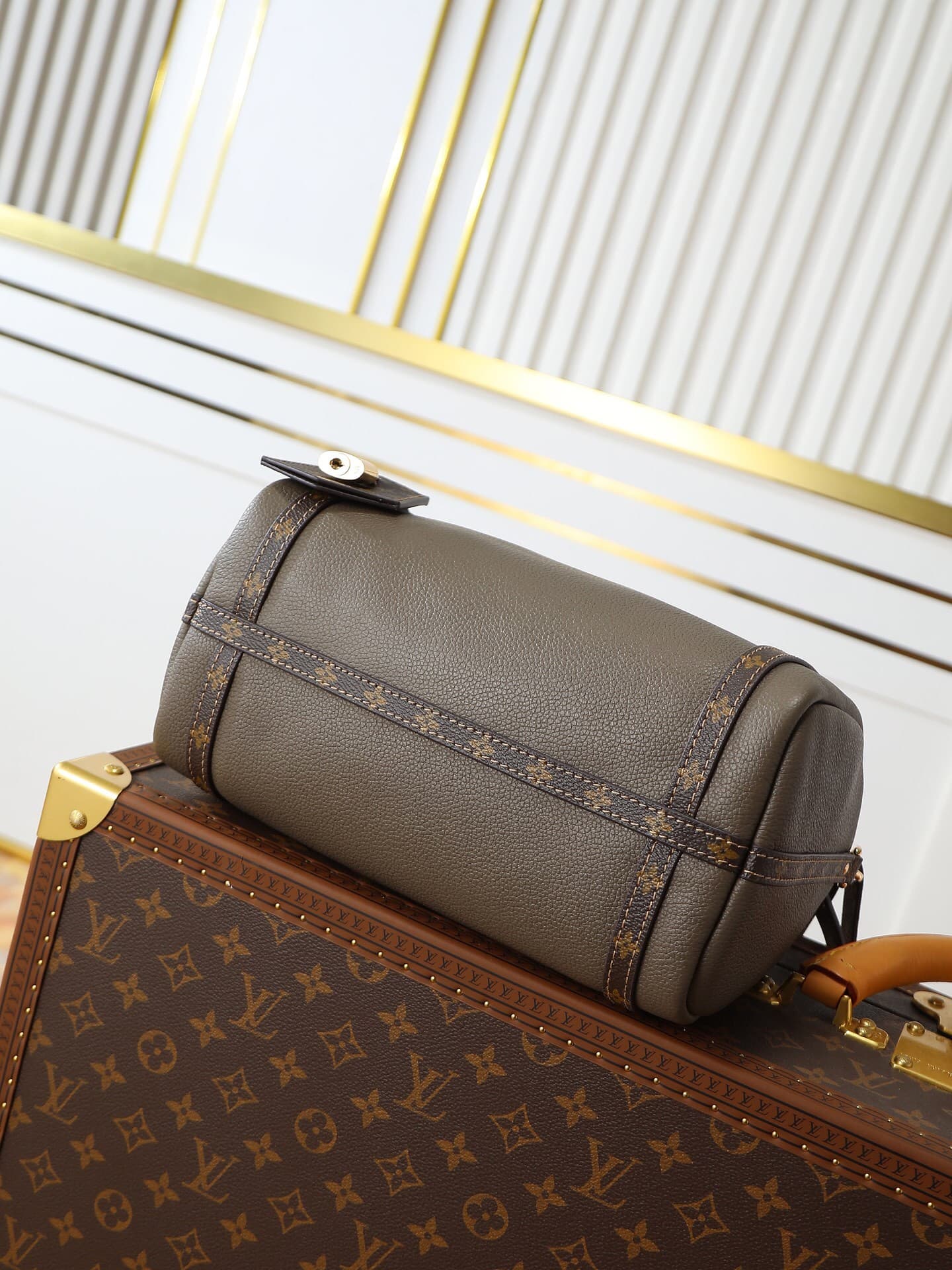 L X V EXPRESS M26360 Size:26x17x13.5cm