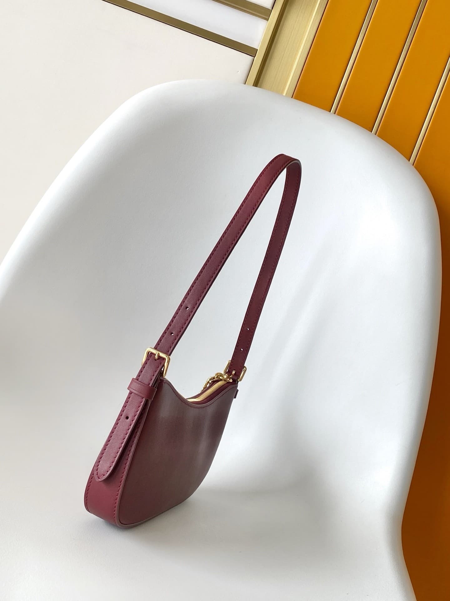L X V Underarm bag M25650 Size:23x10x4cm