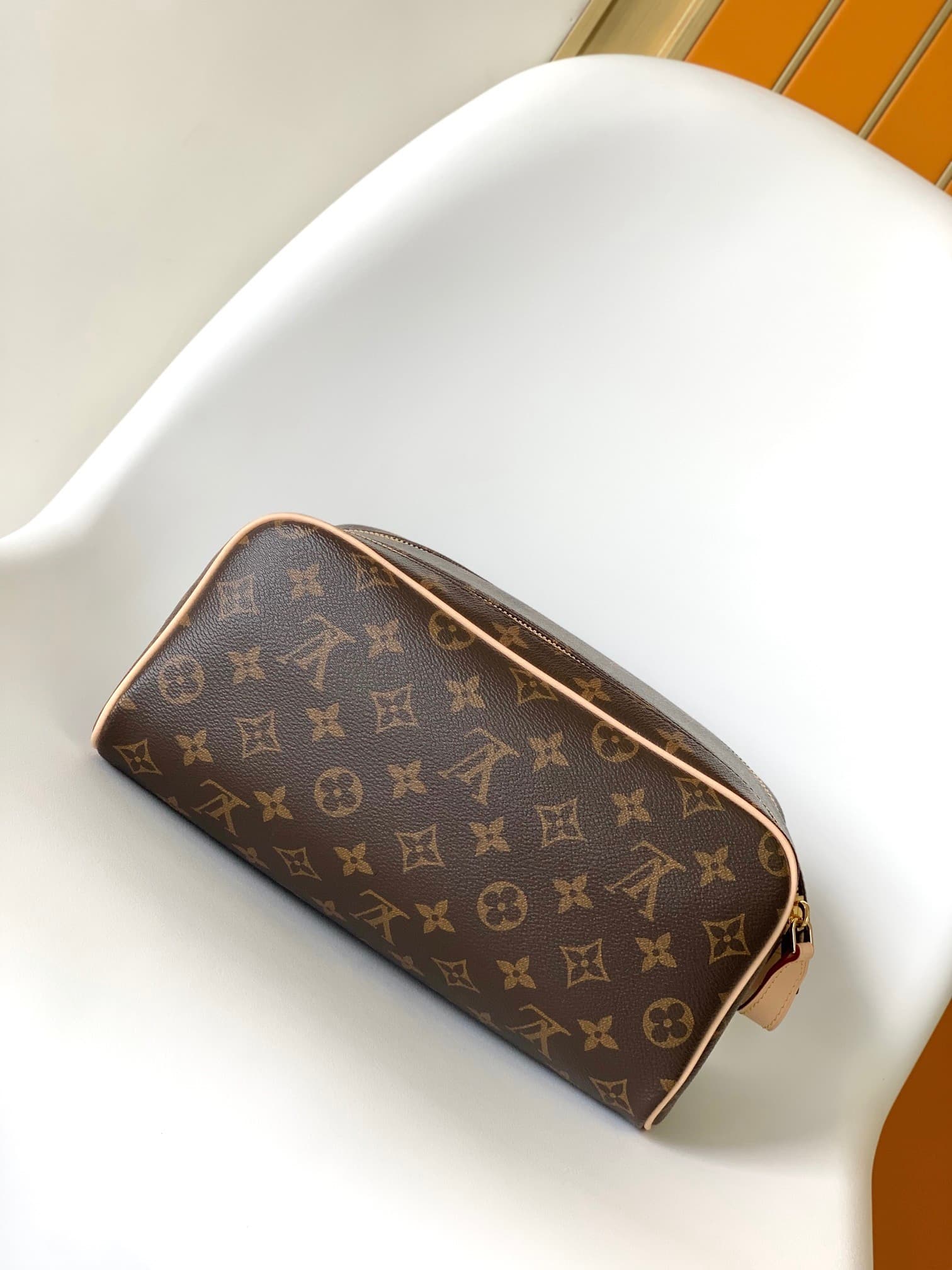 L X V TOILETRY BAG M44494 Size:28x15x16.5cm