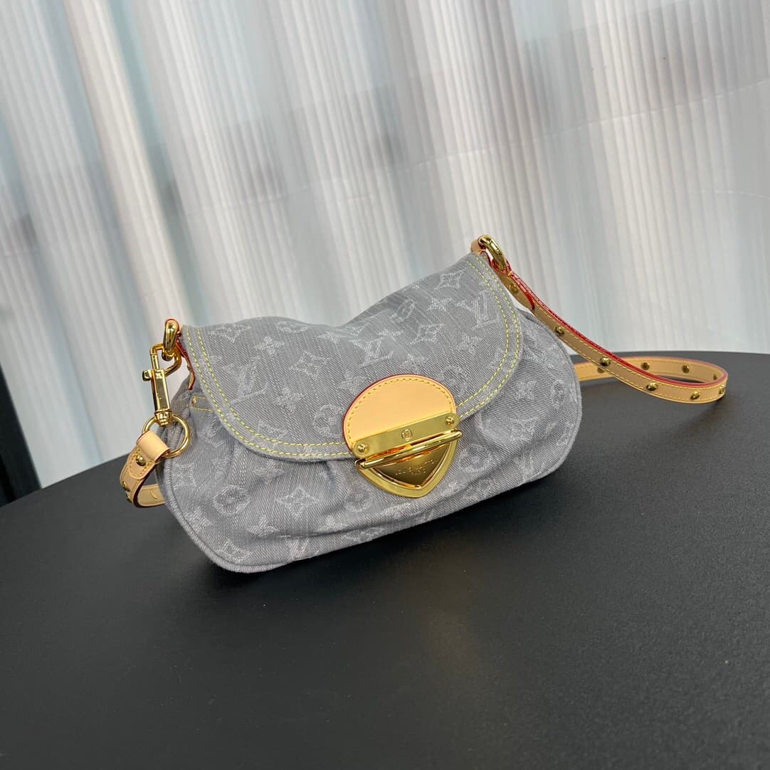 L X V Shoulder bag Size:27x18x3cm