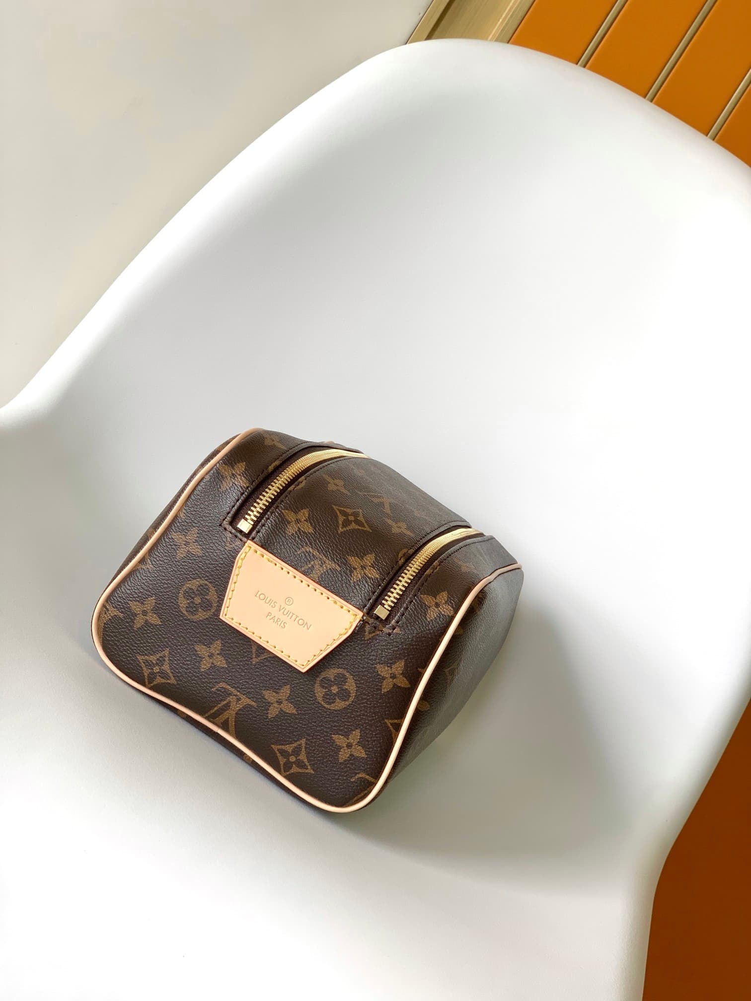 L X V TOILETRY BAG M44494 Size:28x15x16.5cm