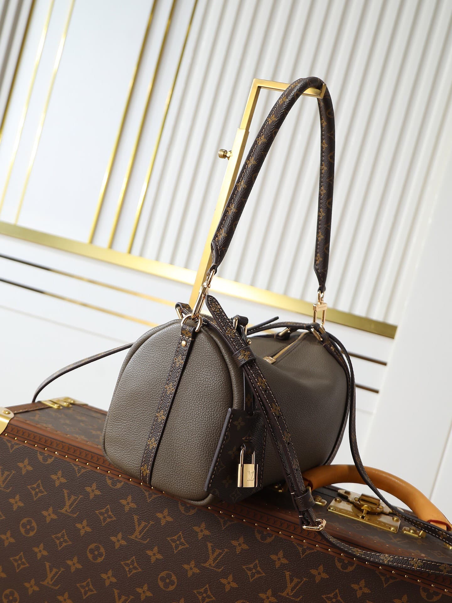 L X V EXPRESS M26360 Size:26x17x13.5cm