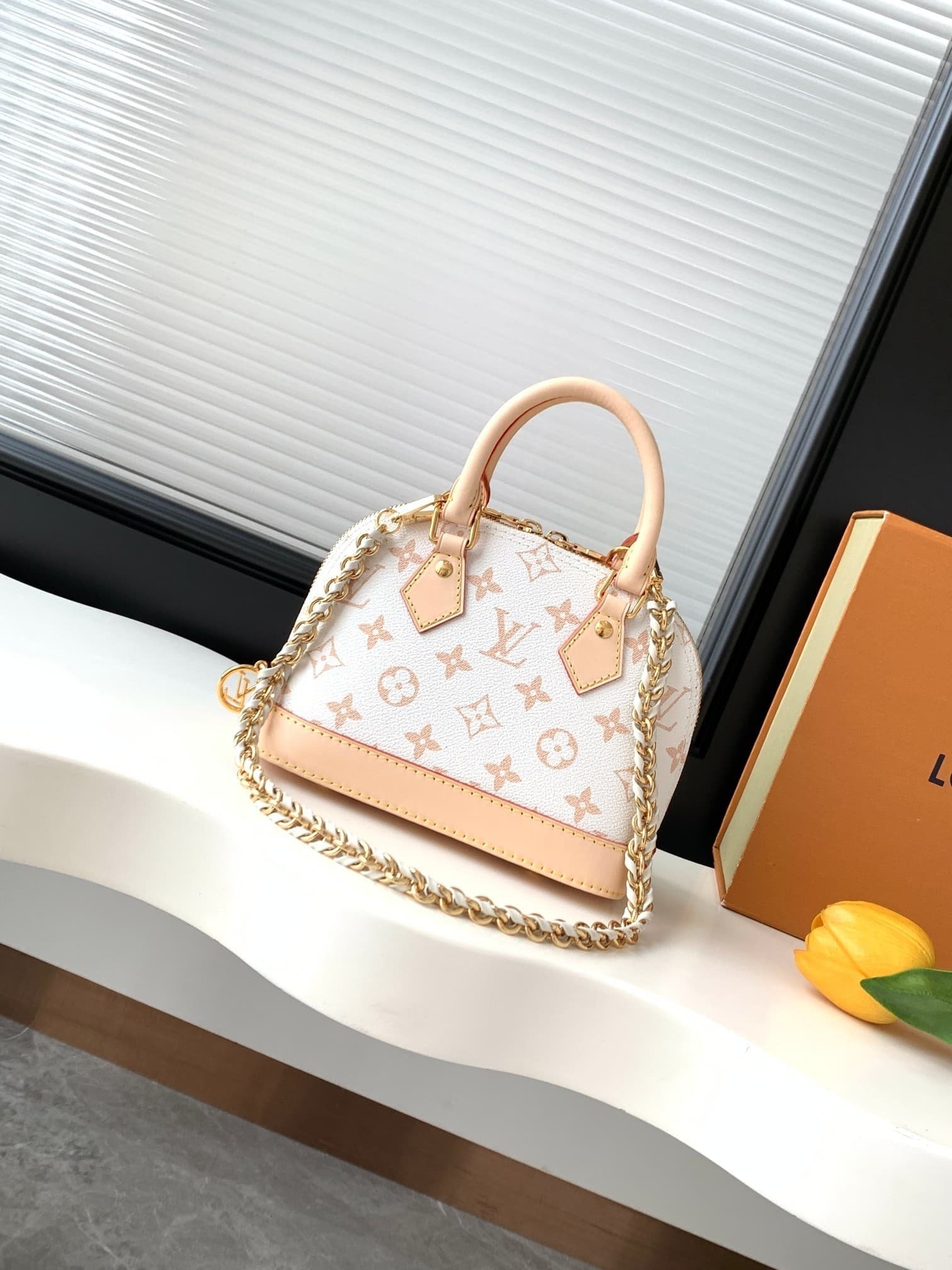 L X V Alma Mini M14339 Size:18x12x8cm