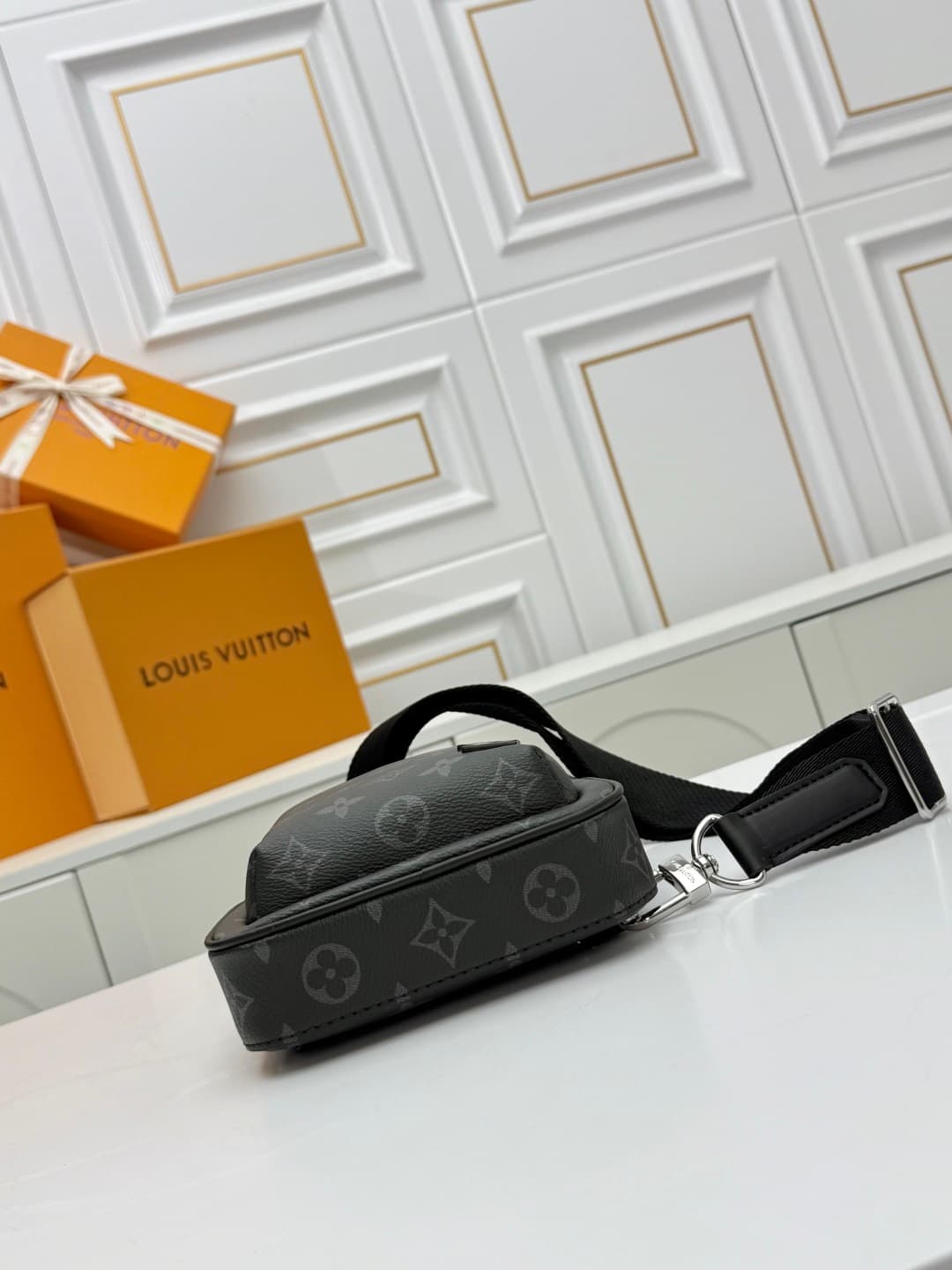 L X V Avenue M47137 Size:33*16*5.7CM